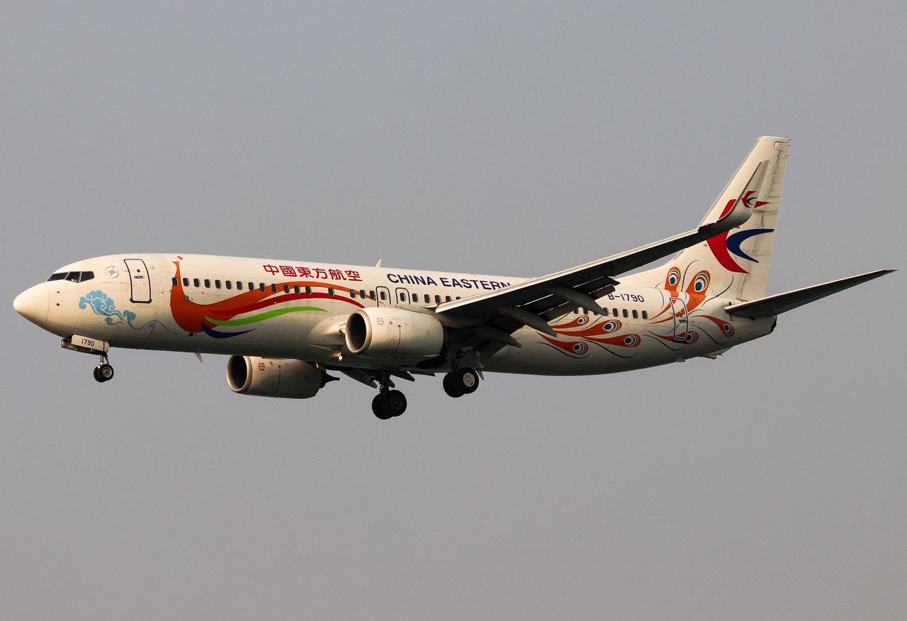 Full size: China Eastern Airlines Boeing 737-800 B-1790 at Hong Kong International Airport
