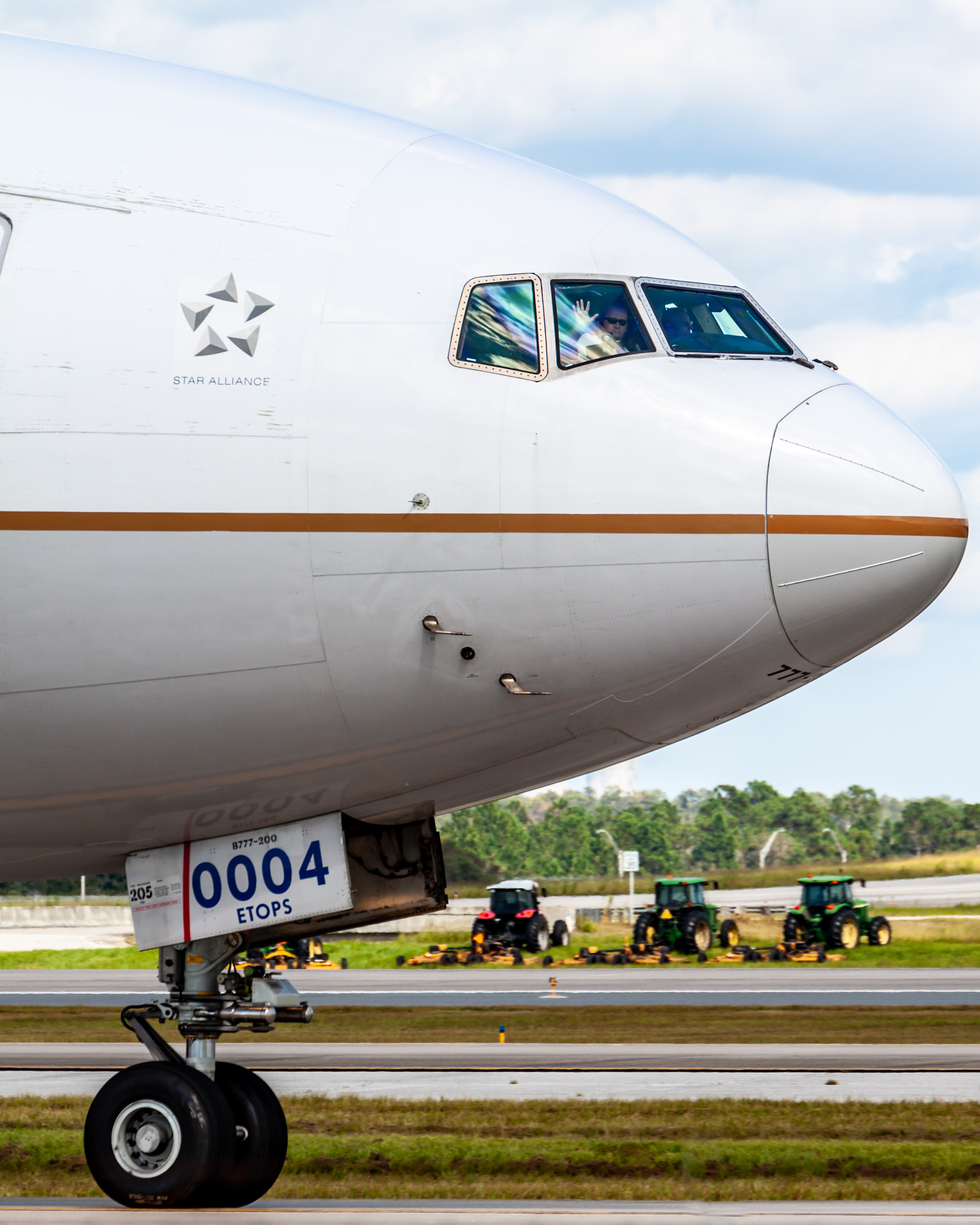 Full size: United Airlines Boeing 777-200ER N78004 at Orlando International Airport