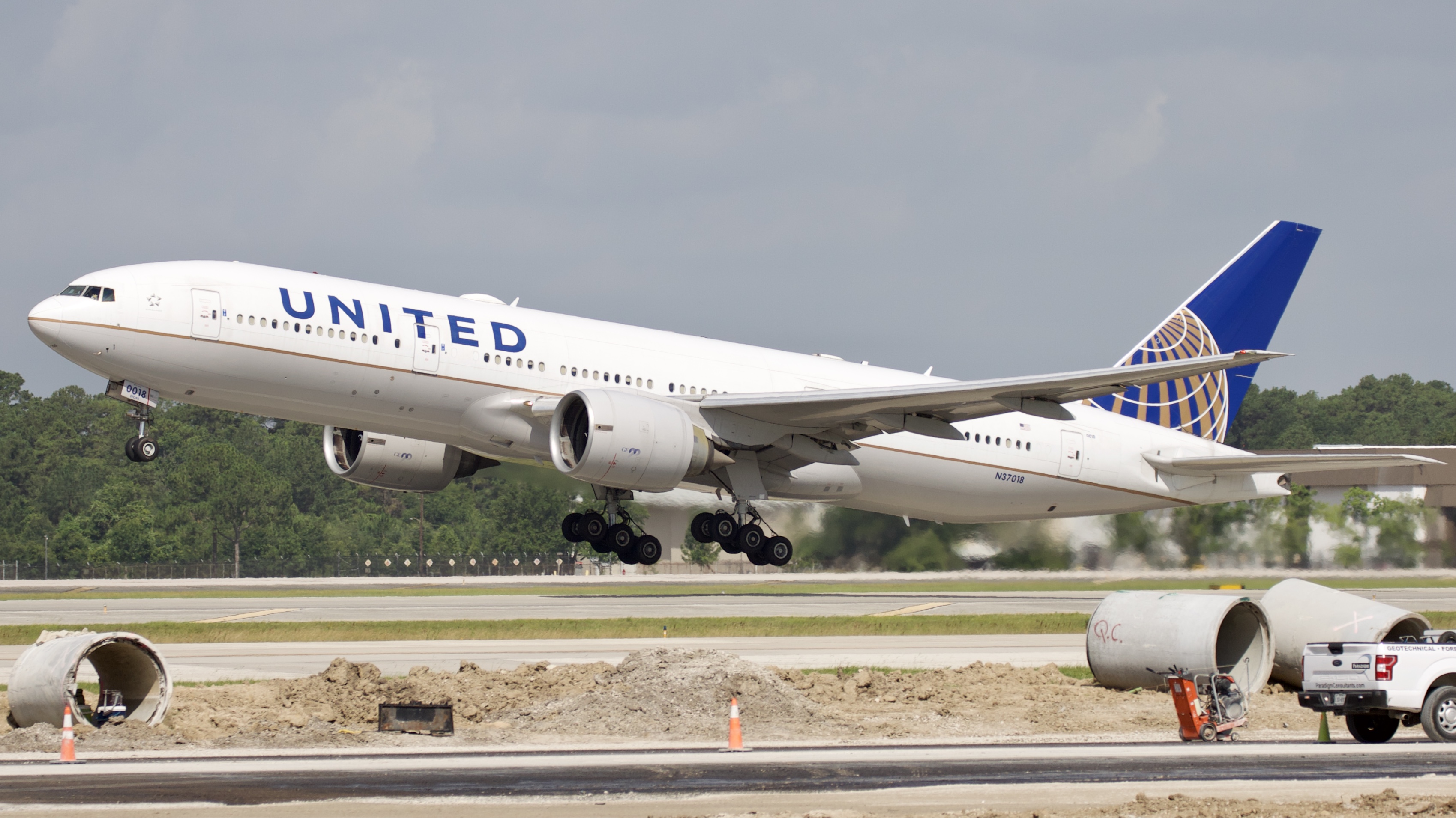 Full size: United Airlines Boeing 777-200ER N37018 at Houston-George Bush Intercontinental Airport