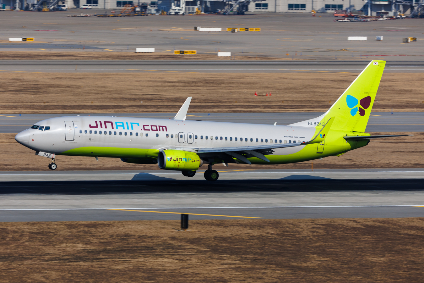 Full size: Jin Air Boeing 737-800 HL8243 at Seoul-Incheon International Airport