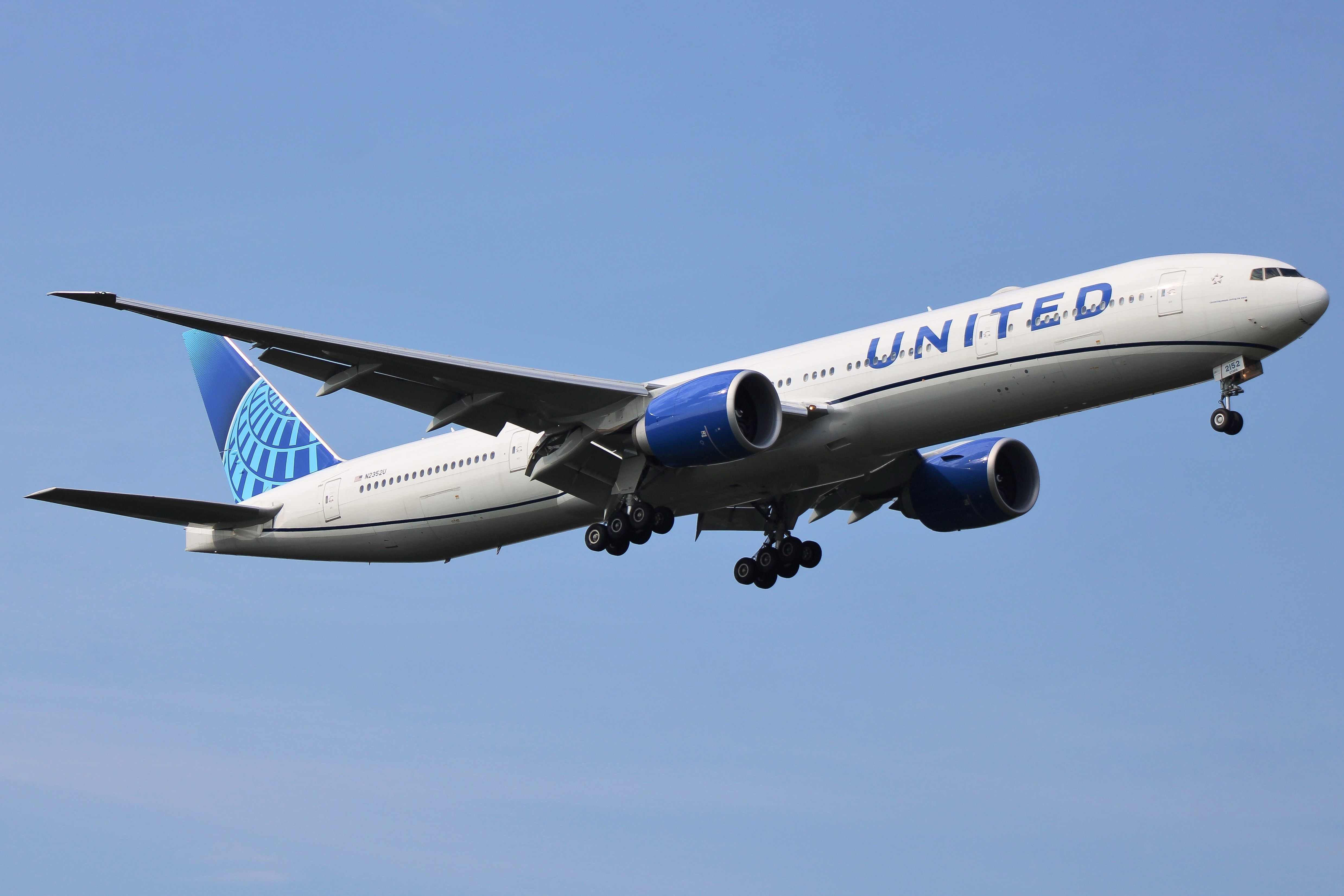 Full size: United Airlines Boeing 777-300ER N2352U at Washington Dulles International Airport