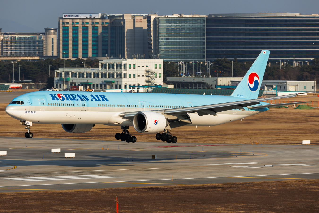 Full size: Korean Air  Boeing 777-300ER HL8208 at Seoul-Incheon International Airport