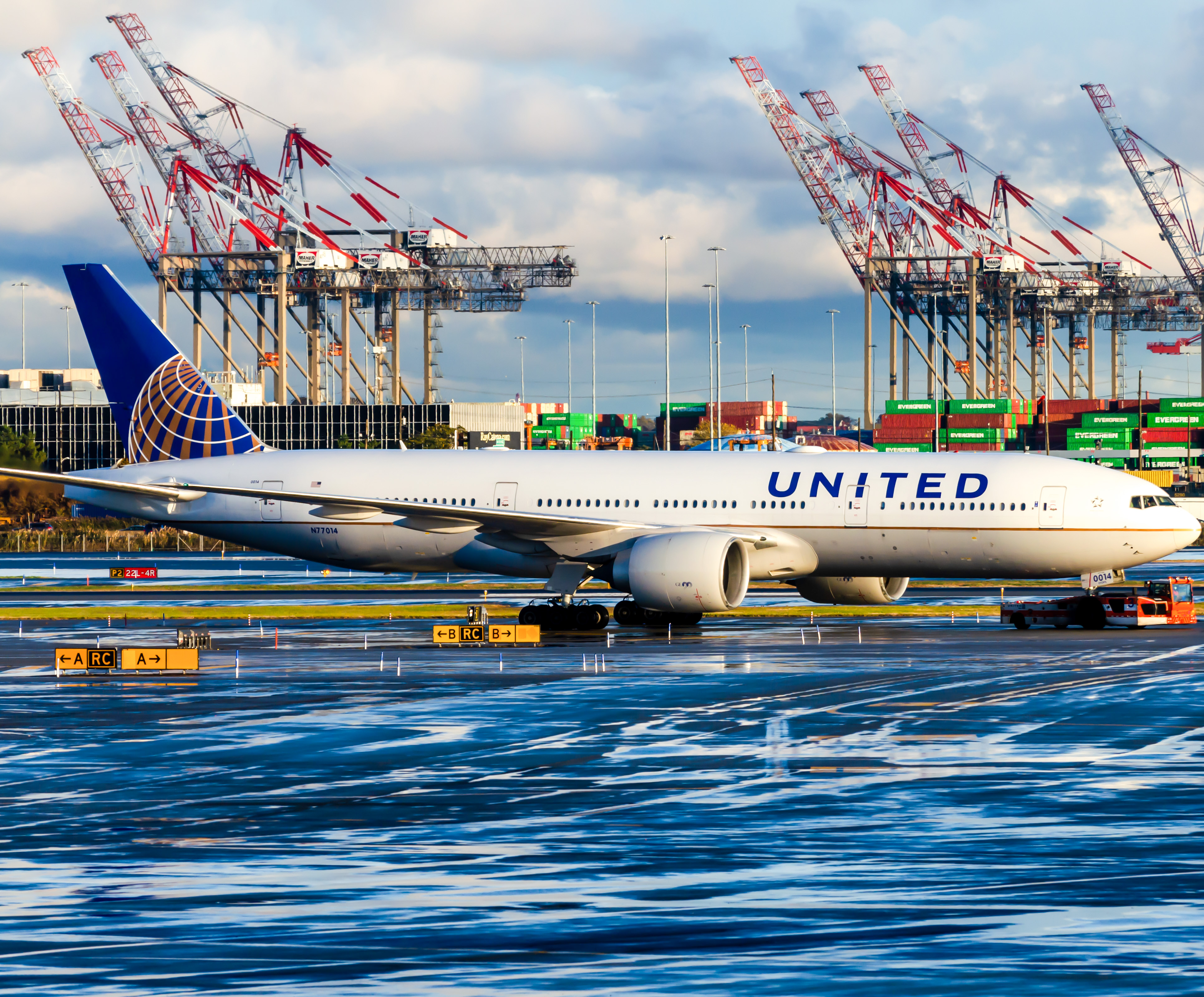 Full size: United Airlines Boeing 777-200ER N77014 at Newark Liberty International Airport