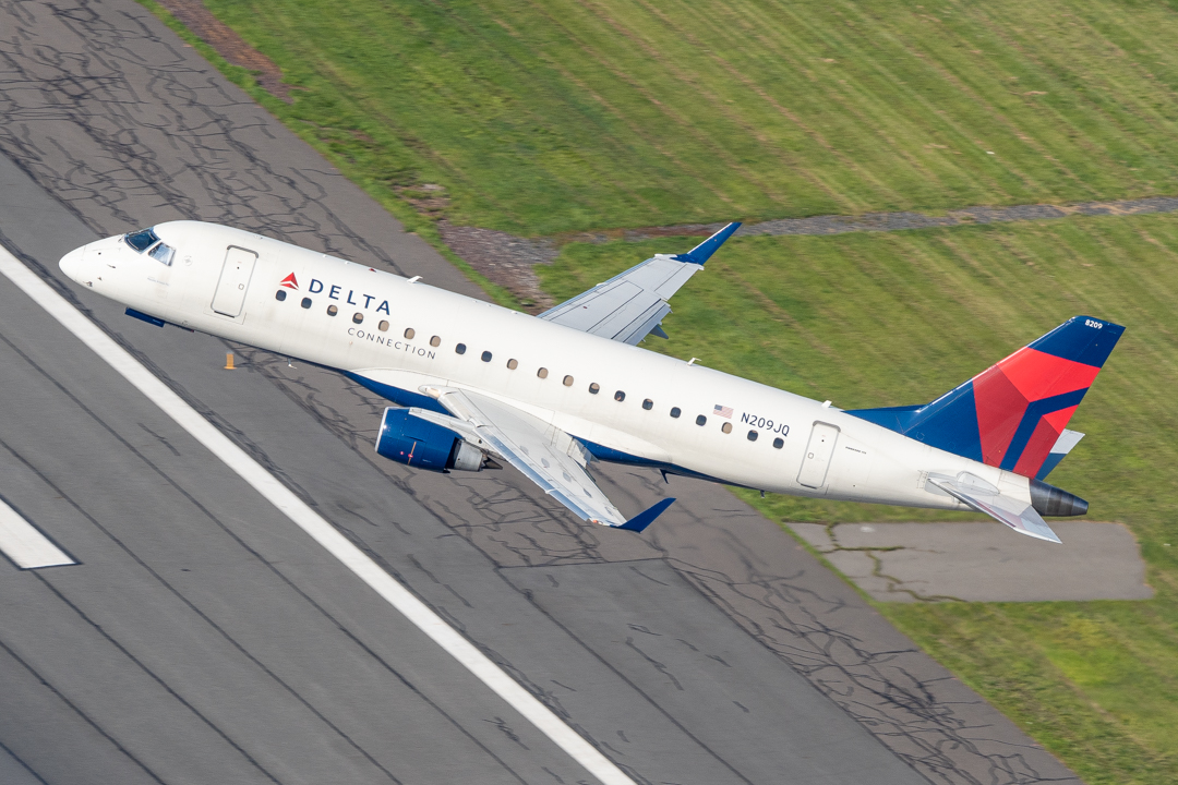Full size: Delta Connection Embraer E170 N209JQ at General Edward Lawrence Logan International Airport