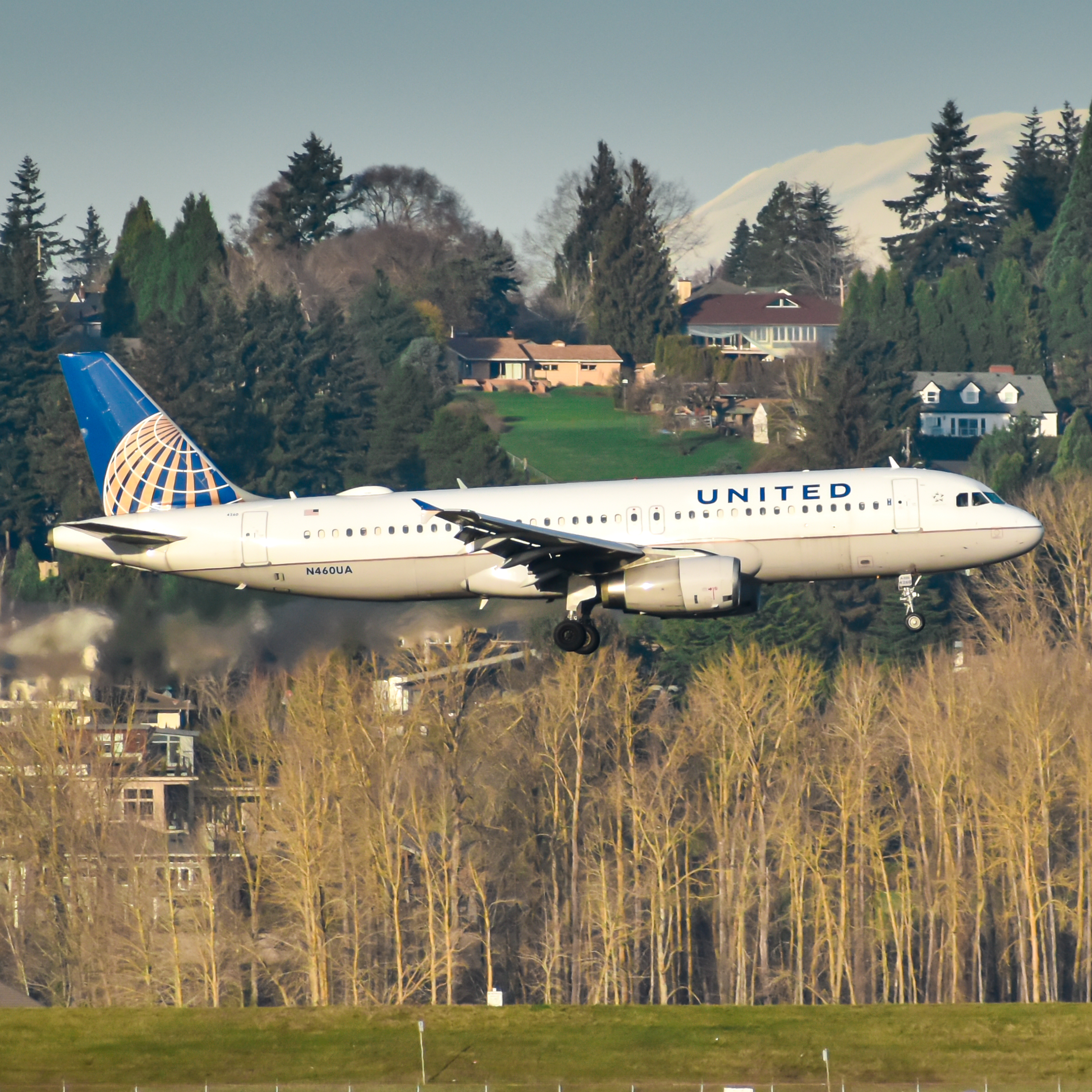 Full size: United Airlines Airbus A320 N460UA at Portland International Airport