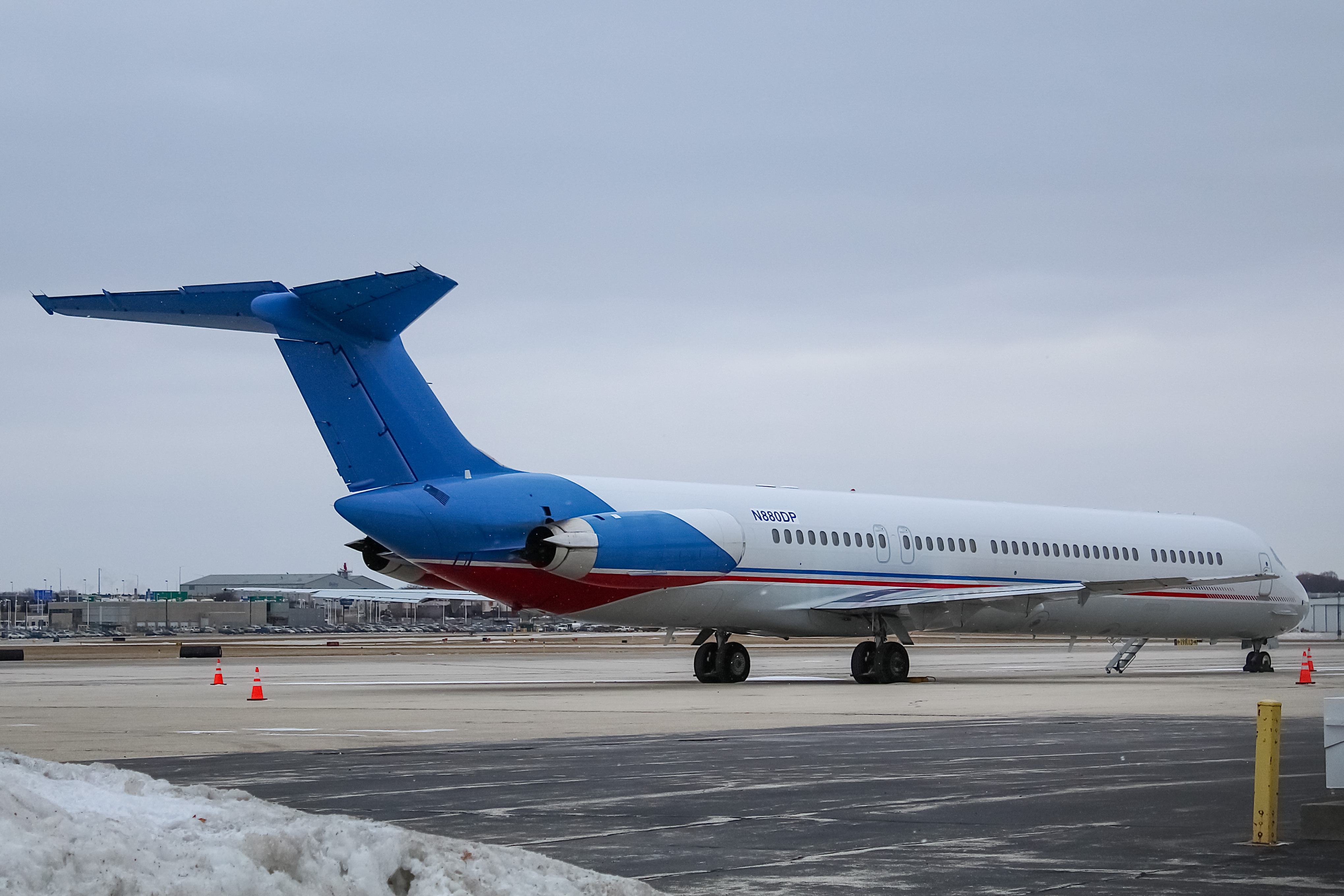 Full size: Roundball LLC McDonnell Douglas MD-83 N880DP at General Mitchell International Airport
