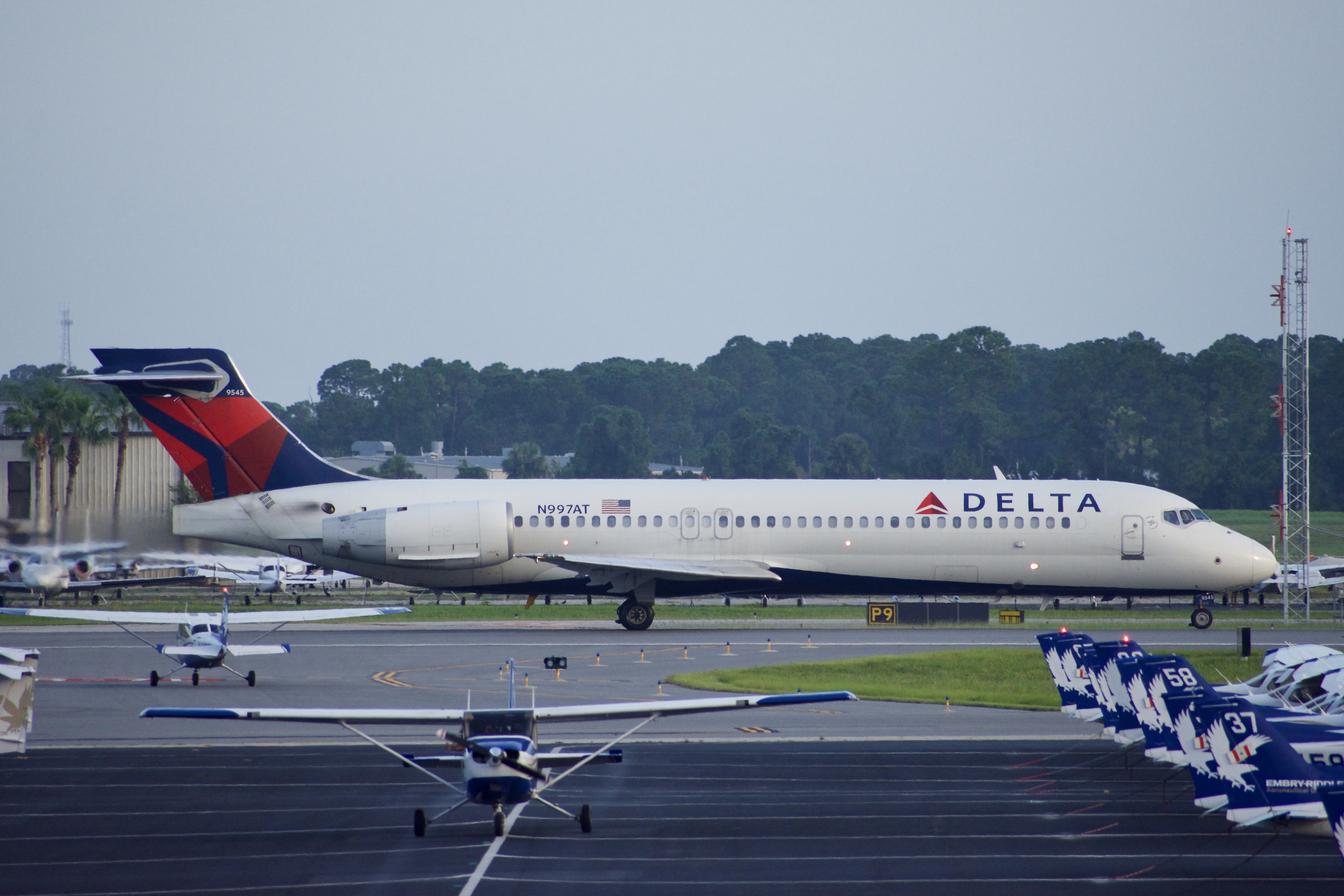 Full size: Delta Airlines Boeing 717-200 N997AT at Daytona Beach International Airport