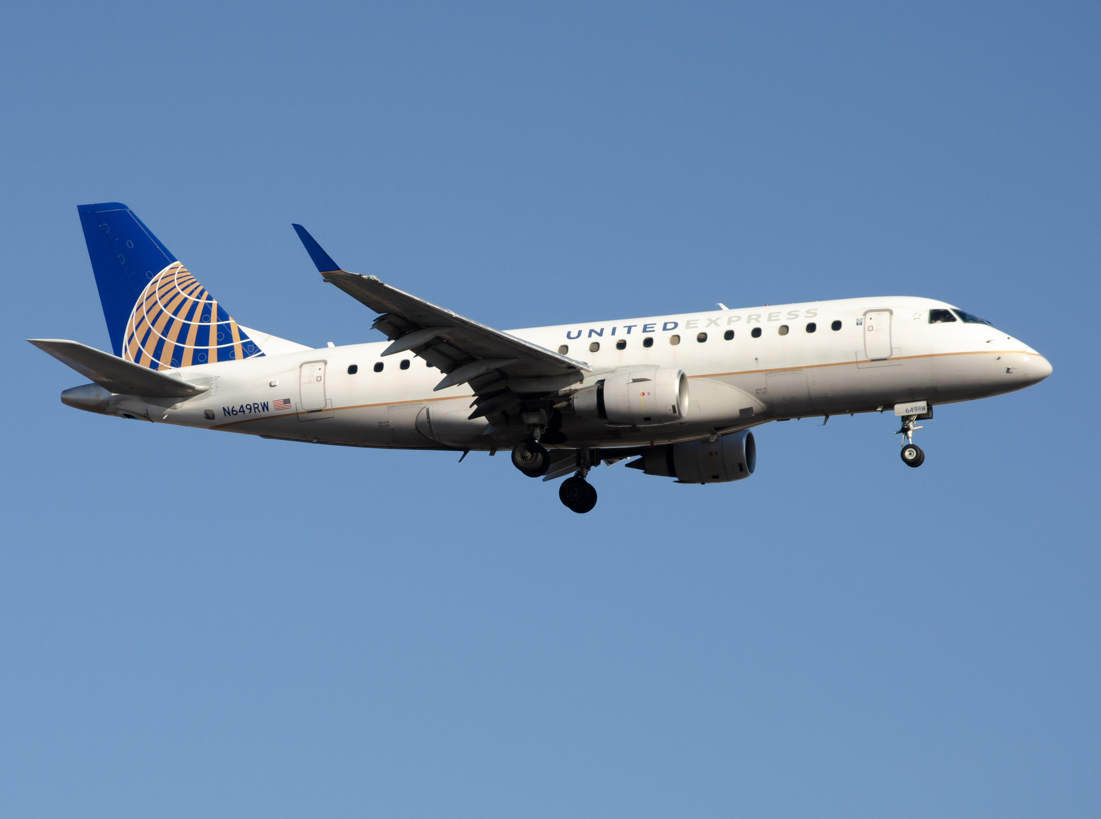 Full size: United Express Embraer E170 N649RW at Newark Liberty International Airport