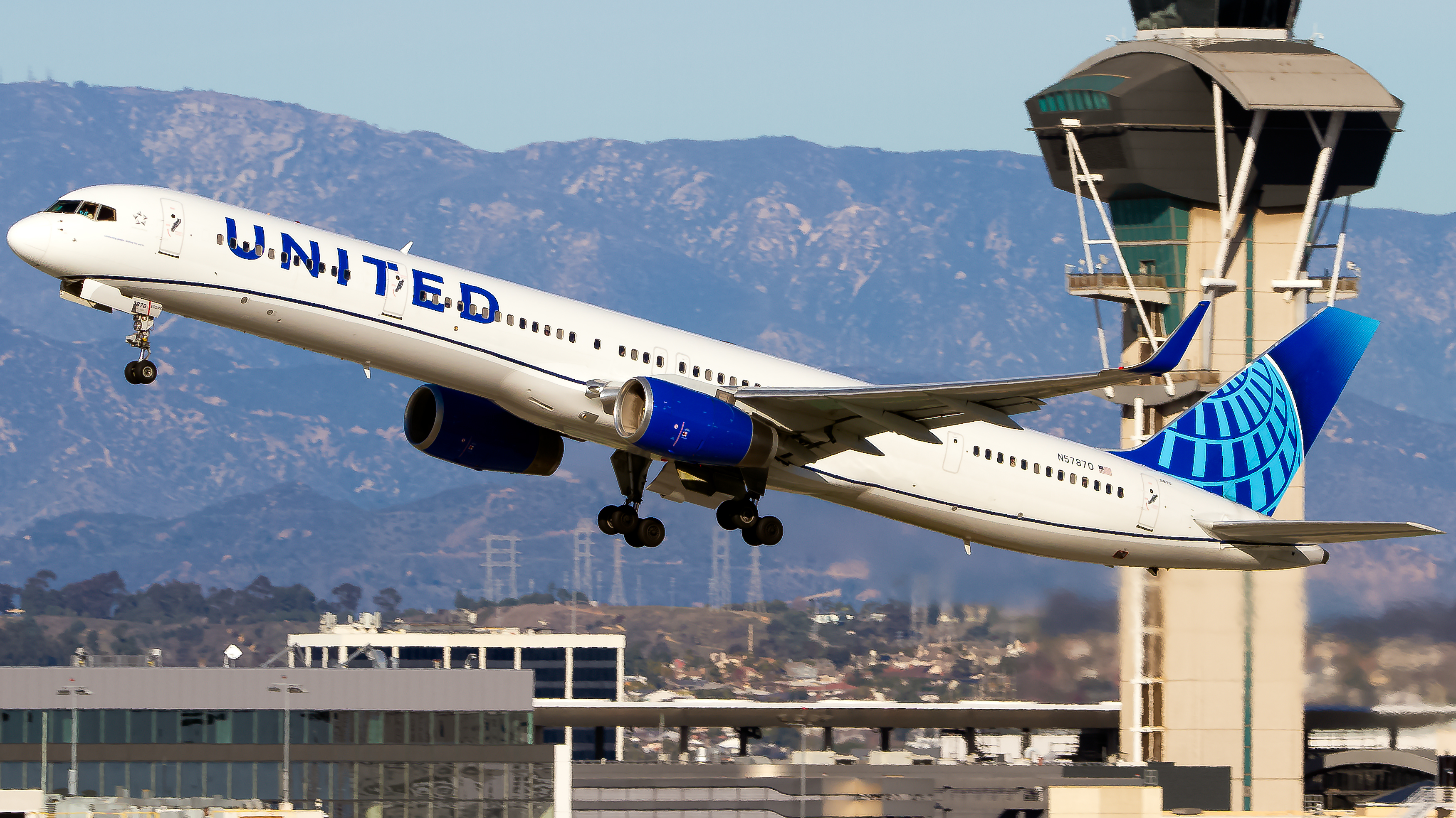 Full size: United Airlines Boeing 757-300 N57870 at Los Angeles International Airport