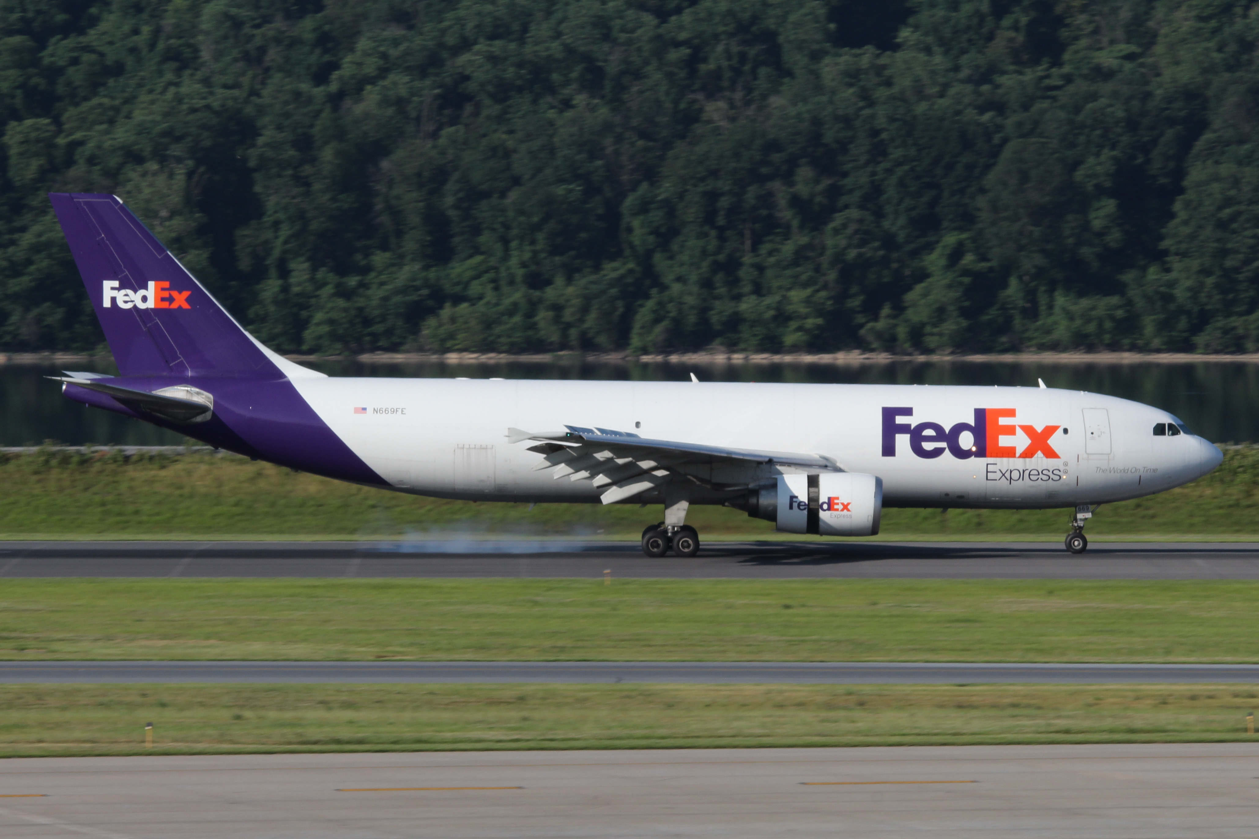 Full size: FedEx Airbus A300F N669FE at Harrisburg International Airport