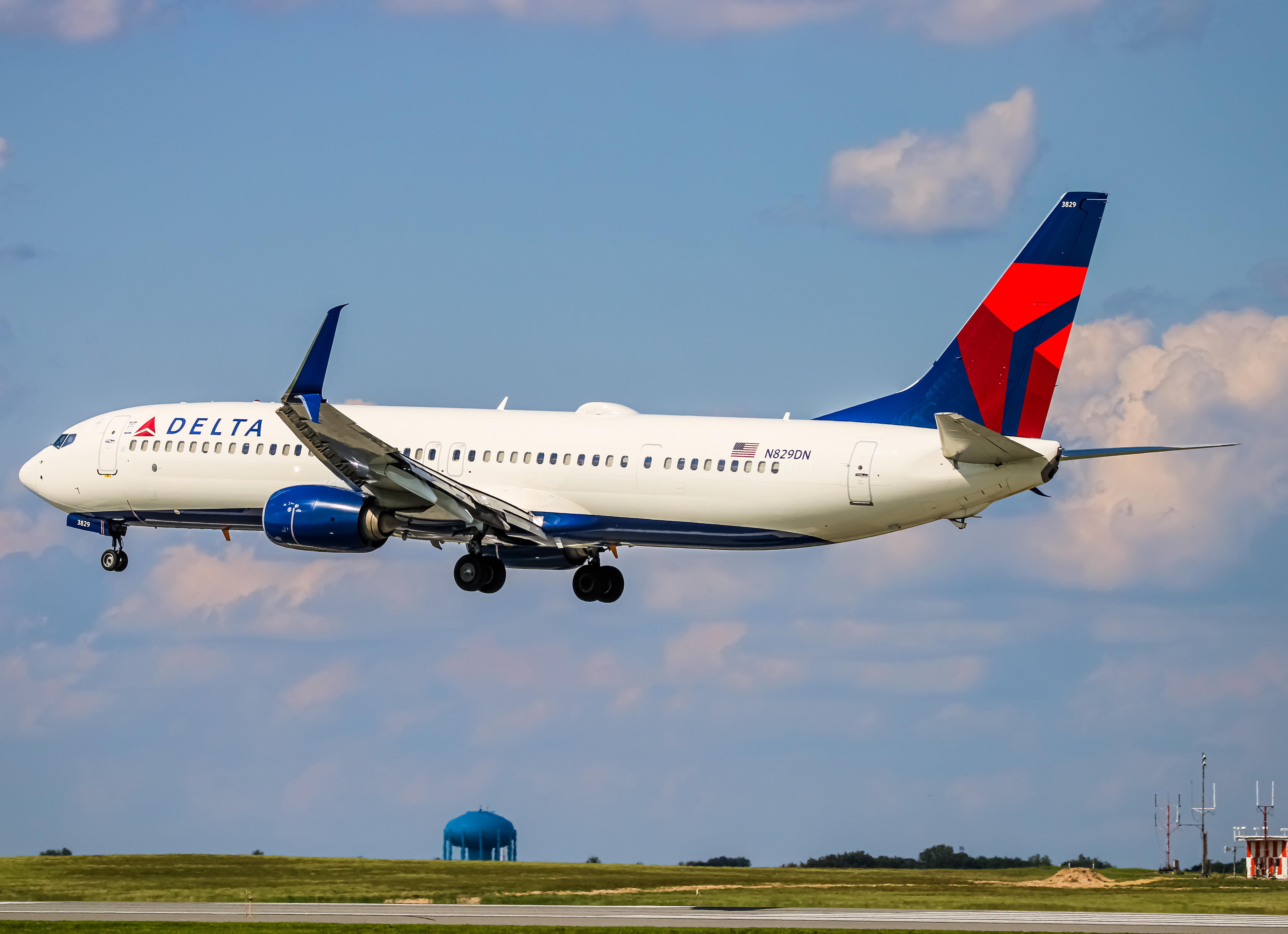 Full size: Delta Airlines Boeing 737-900ER N829DN at Baltimore/Washington International Thurgood Marshall Airport