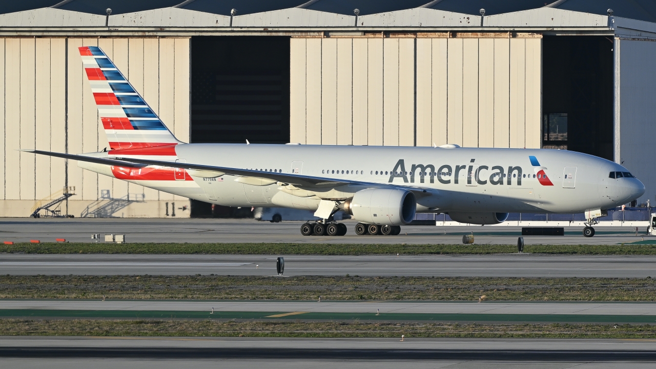 Full size: American Airlines Boeing 777-200ER N779AN at Los Angeles International Airport
