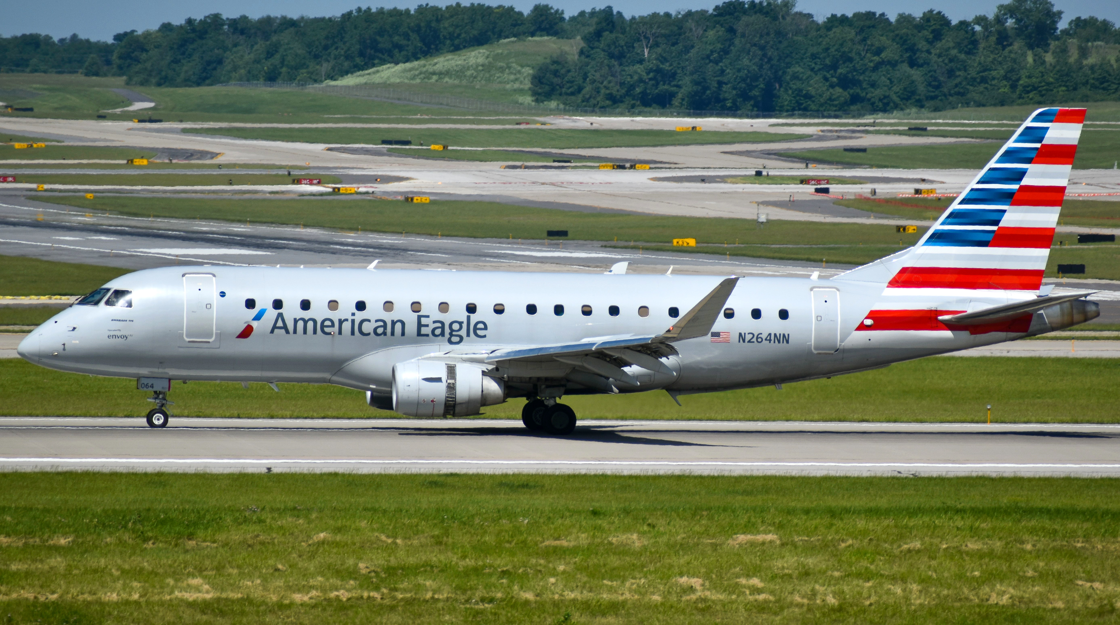 Full size: American Eagle Embraer E175 N264NN at Cincinnati/Northern Kentucky International Airport