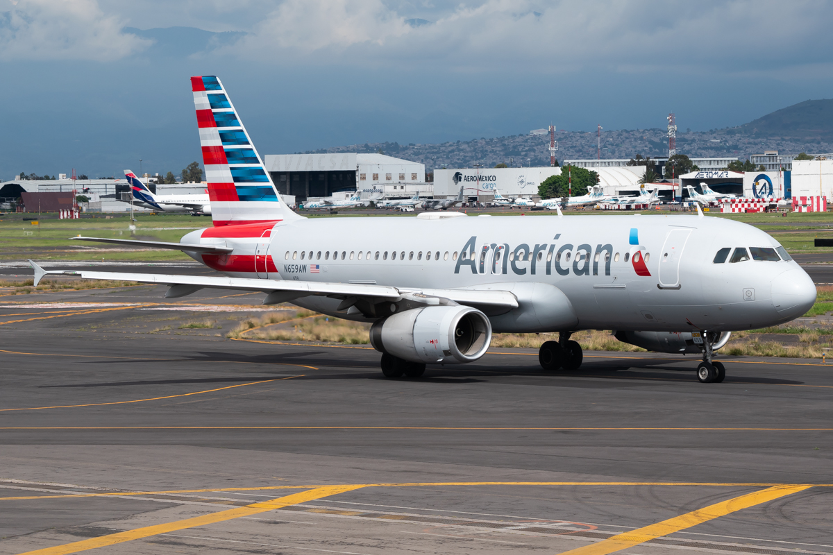 Full size: American Airlines Airbus A320 N659AW at Mexico City International Airport