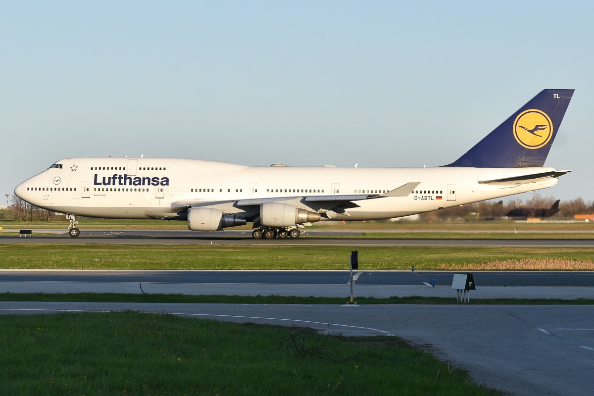 Full size: Lufthansa Boeing 747-400 D-ABTL at Lester B Pearson International Airport