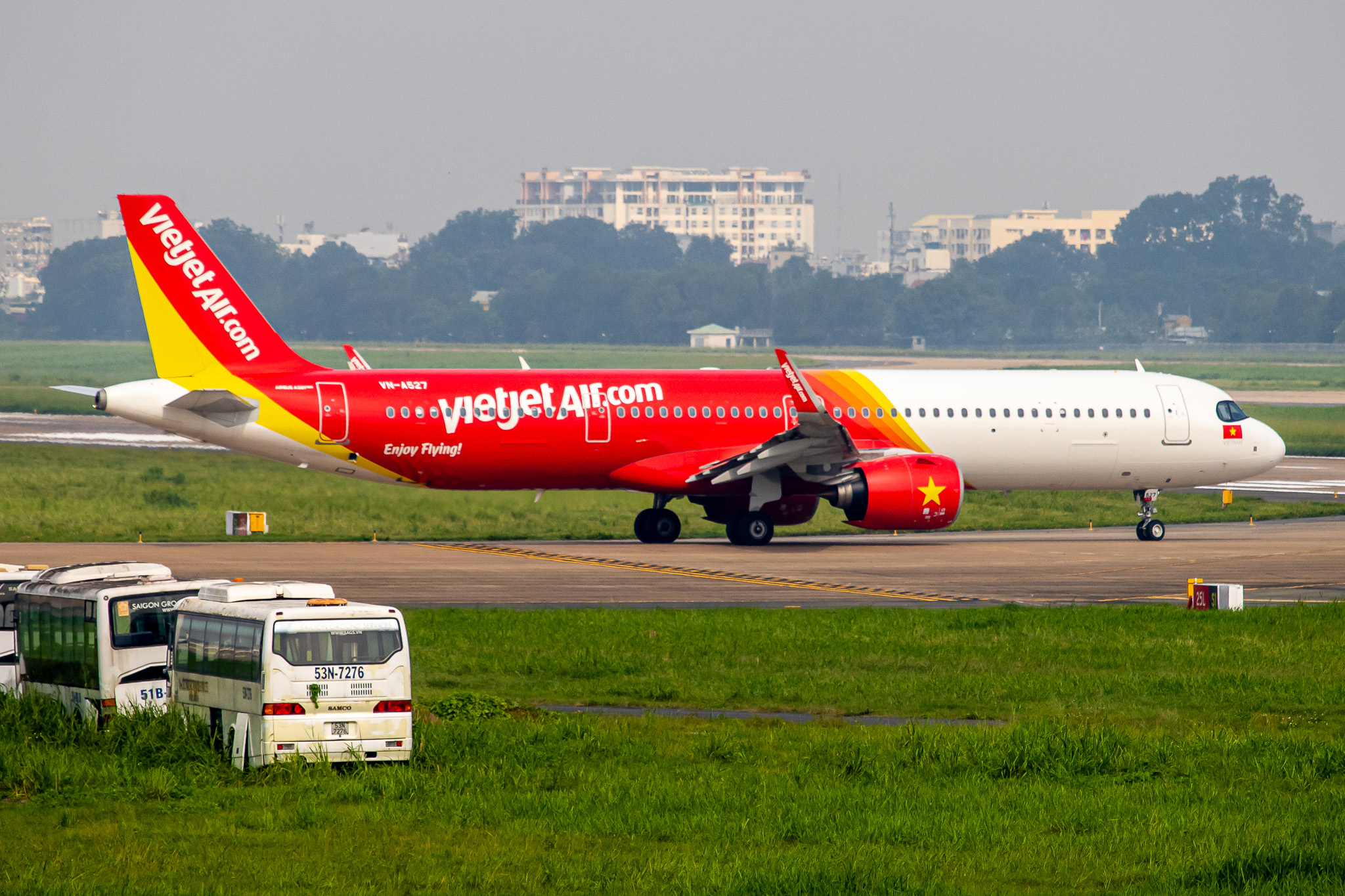 Full size: VietJet Air Airbus A321NEO VN-A527 at Tan Son Nhat International Airport