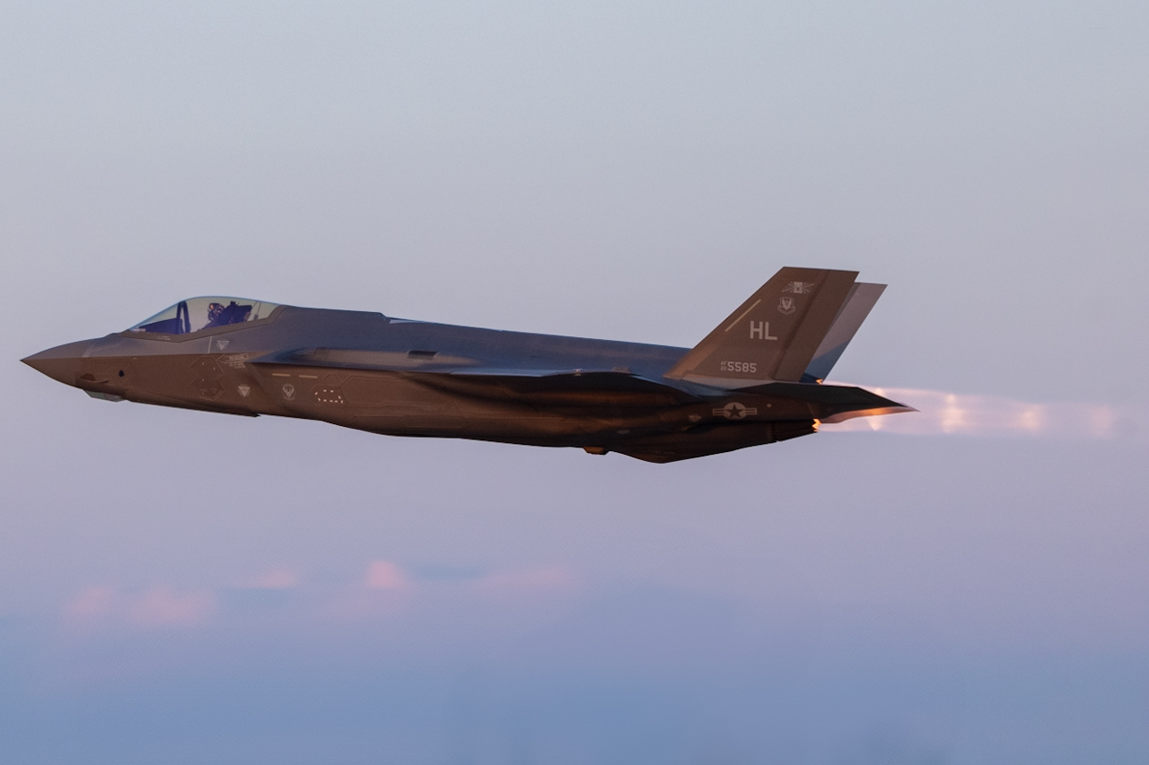 Full size: USAF - United States Air Force Lockheed Martin F-35 Lightning 20-5585 at Wittman Regional Airport