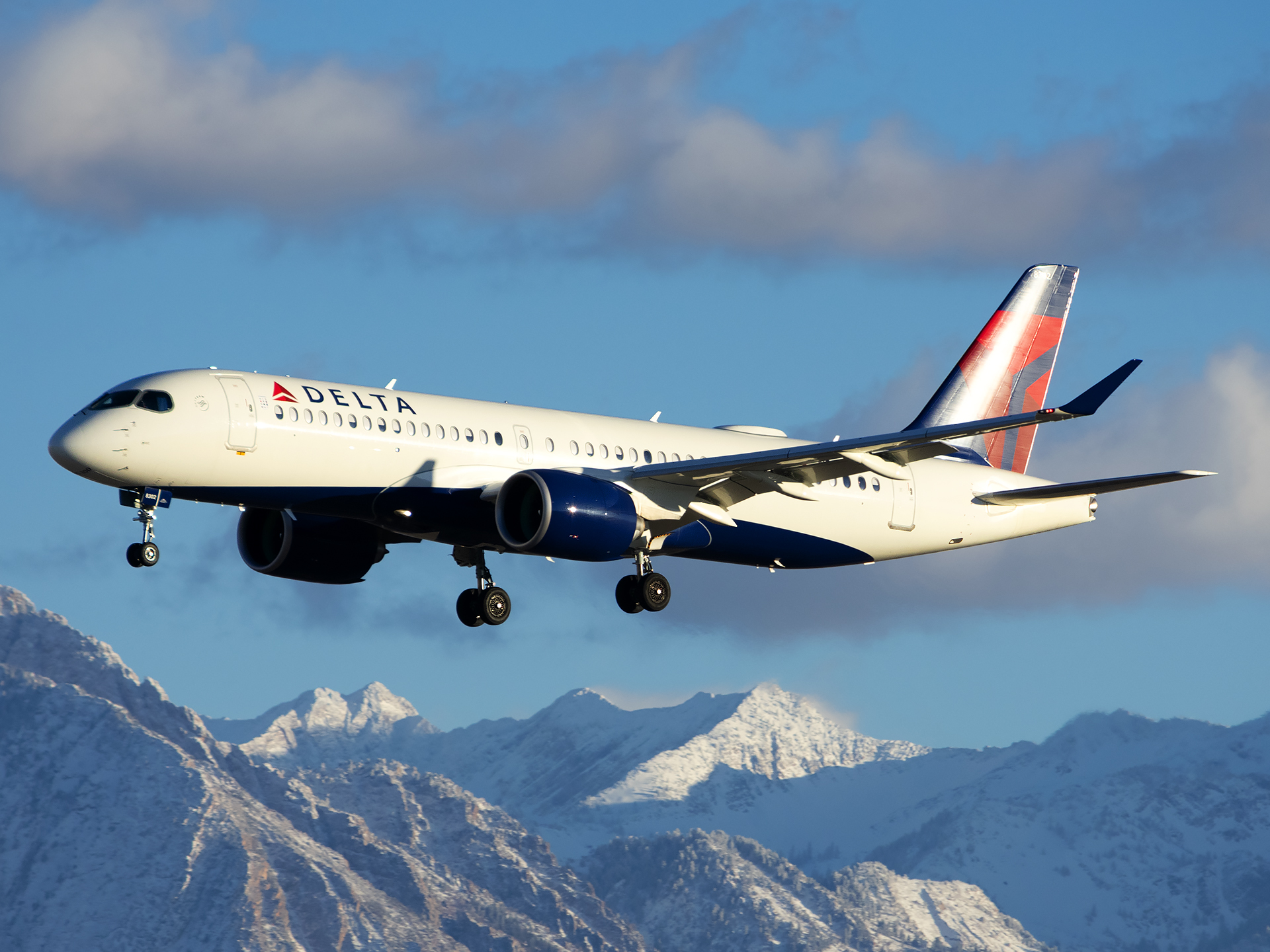Full size: Delta Airlines Airbus A220-300 N302DU at Salt Lake City International Airport