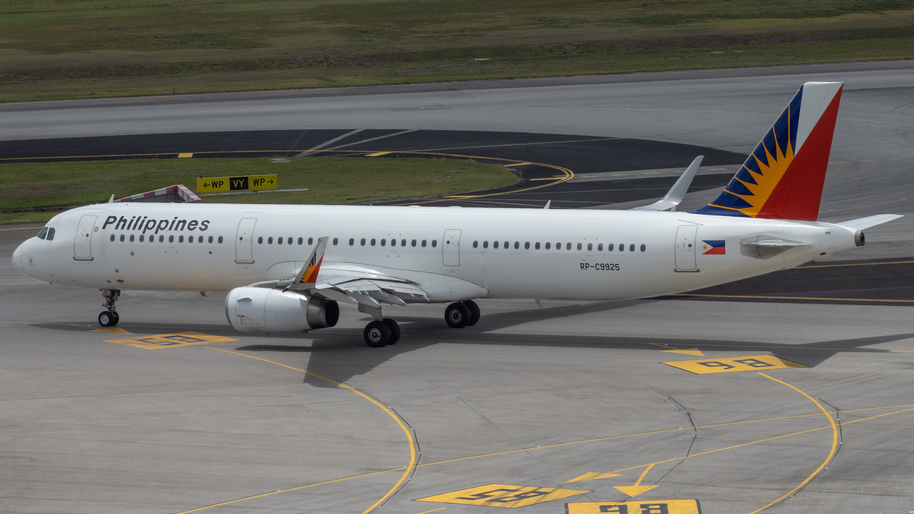 Full size: Philippine Airlines Airbus A321-200 RP-C9925 at Singapore-Changi Airport