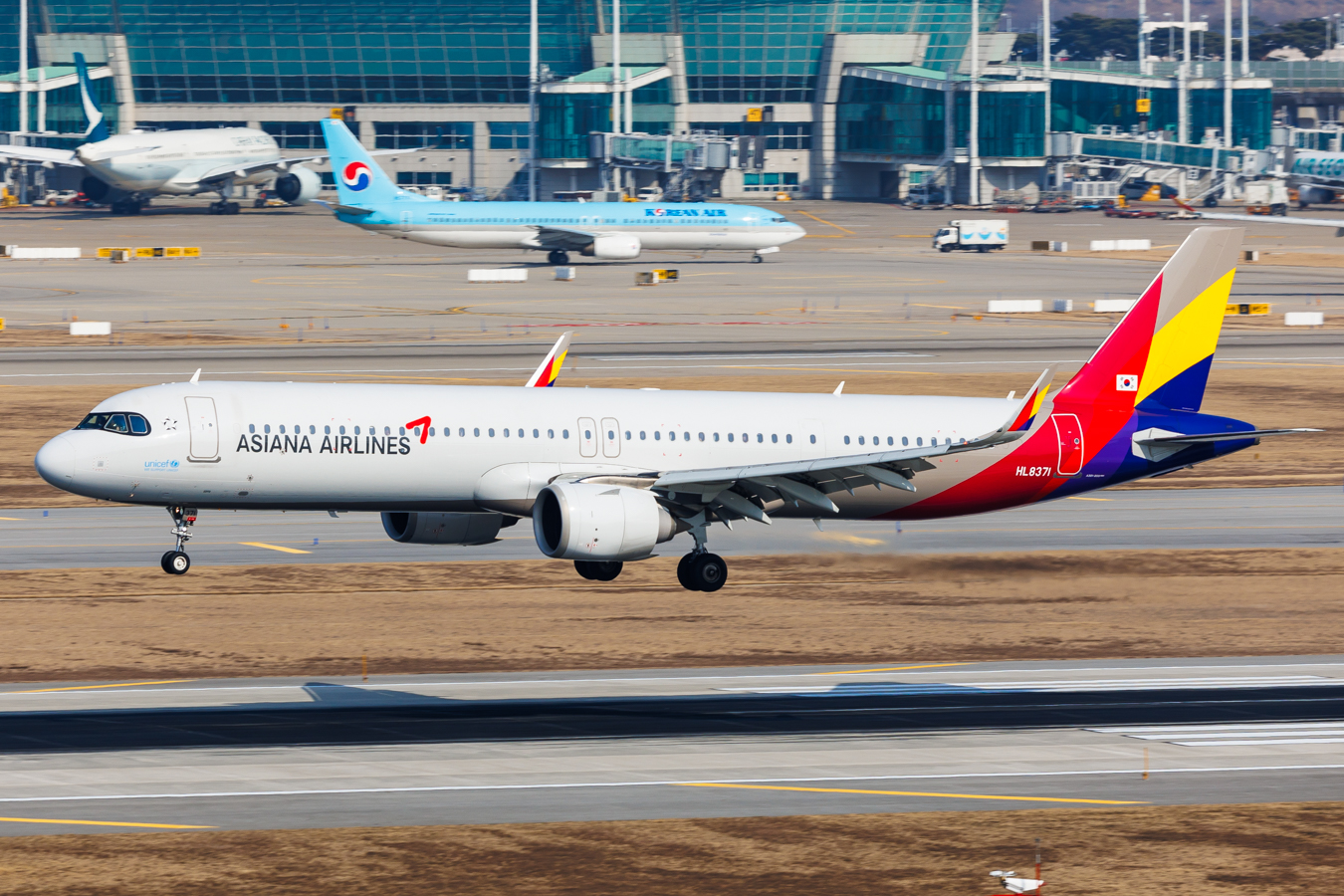 Full size: Asiana Airlines Airbus A321NEO HL8371 at Seoul-Incheon International Airport