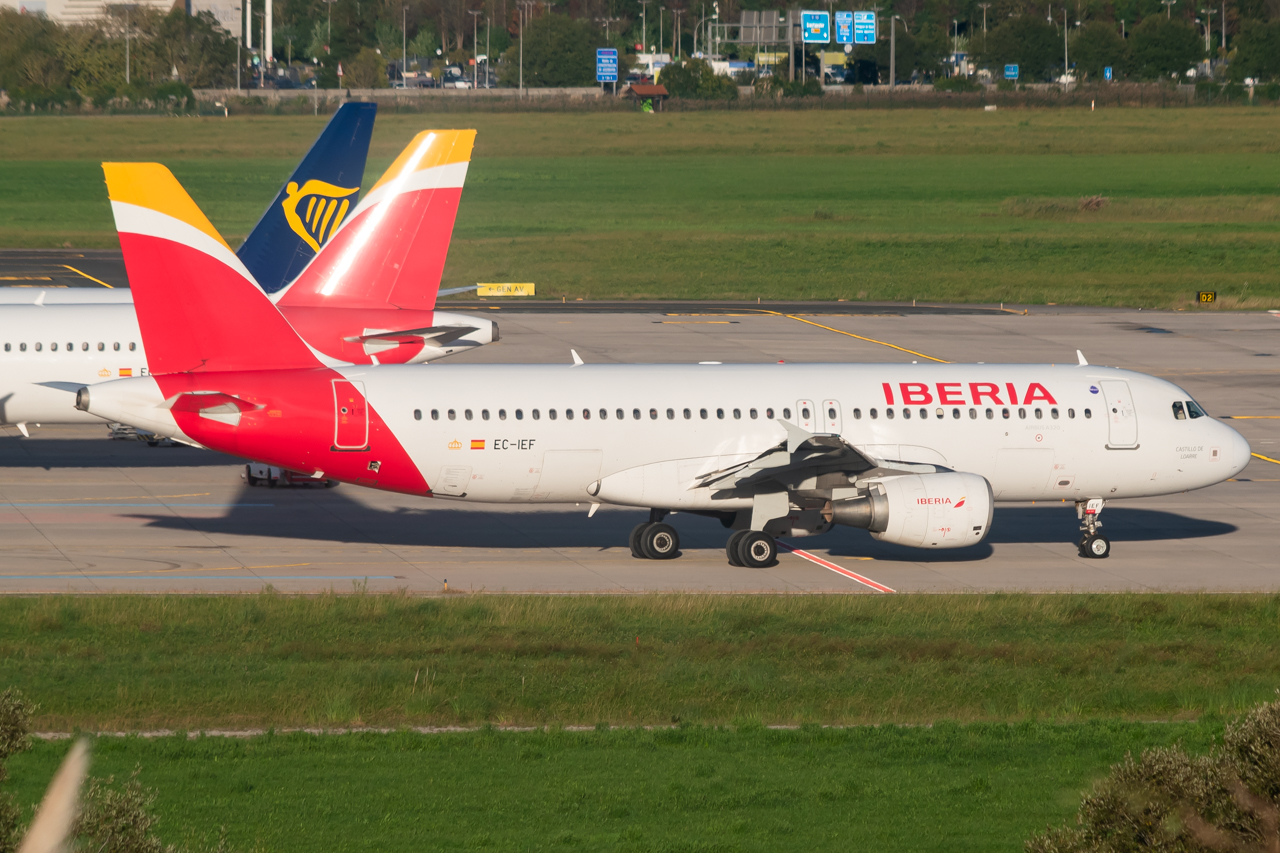 Full size: Iberia Airbus A320 EC-IEF at Santander Airport