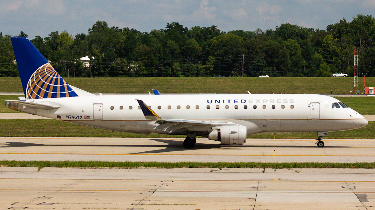 Full size: United Express Embraer E170 N746YX at Cincinnati/Northern Kentucky International Airport