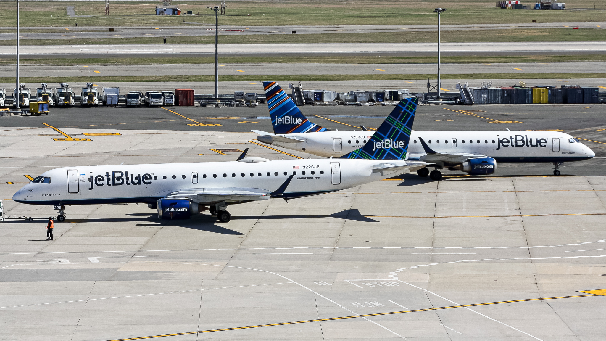 Full size: JetBlue Airways Embraer E190 N228JB at John F. Kennedy International Airport