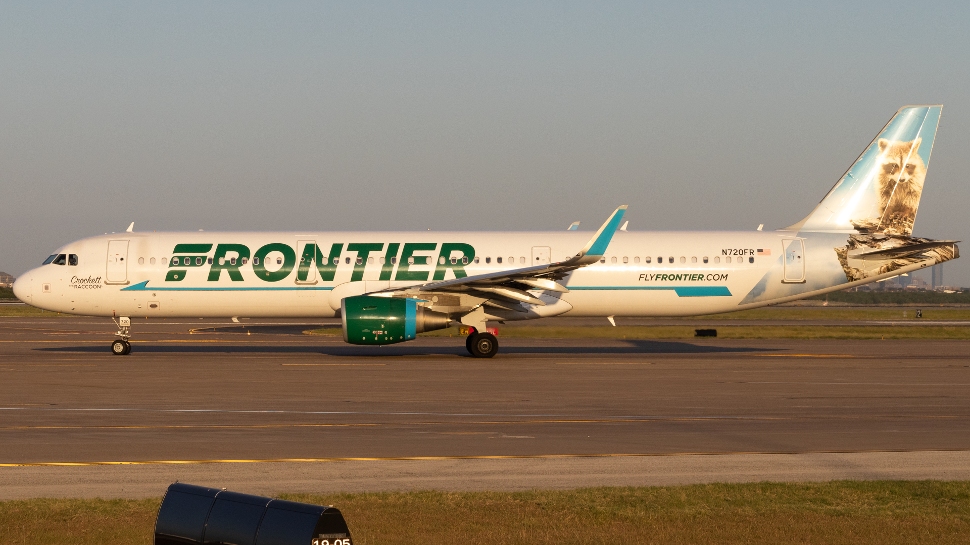 Full size: Frontier Airlines Airbus A321 N720FR at Dallas-Fort Worth International Airport