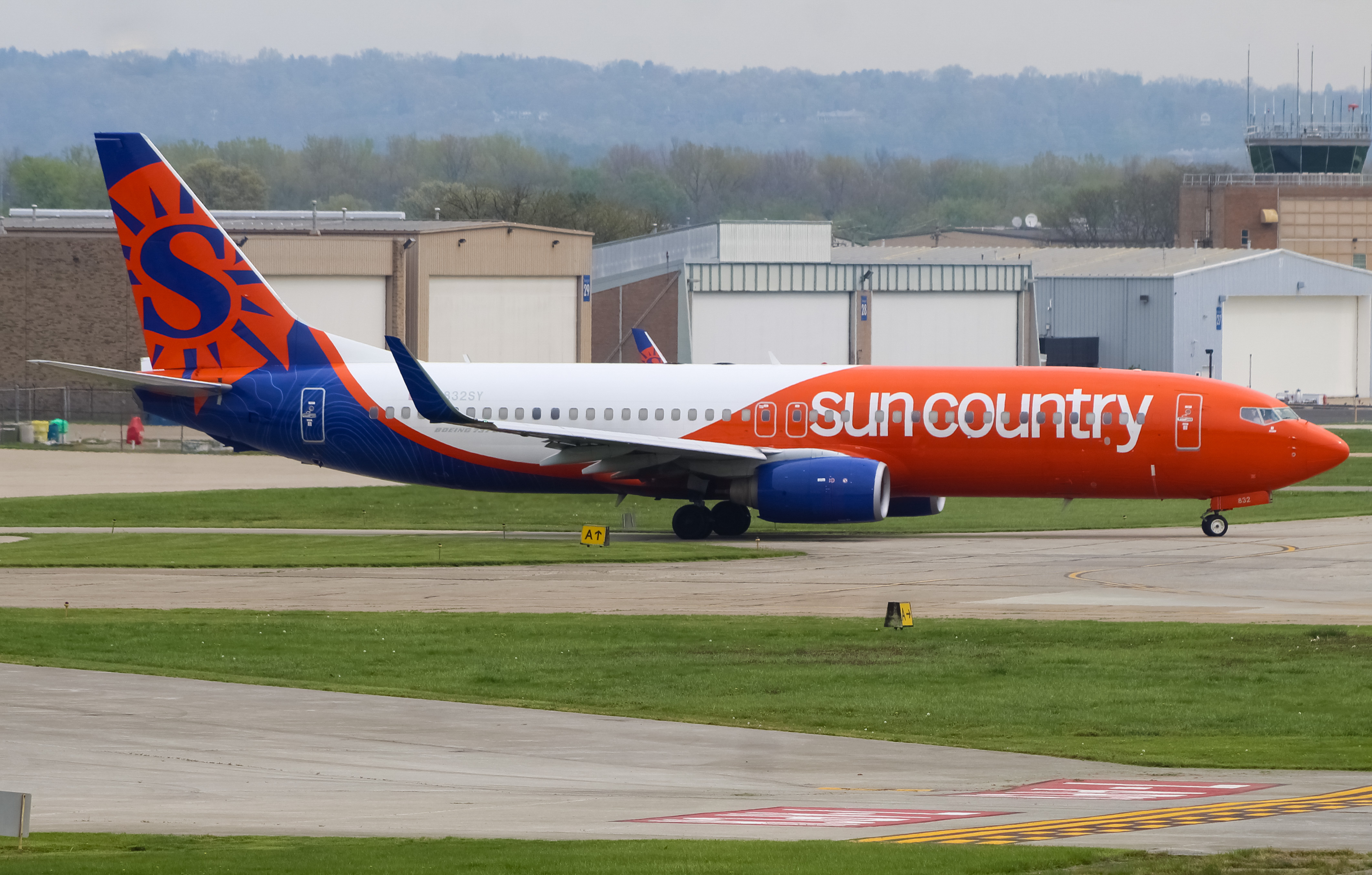 Full size: Sun Country Airlines Boeing 737-800 N832SY at Cincinnati Municipal Airport/Lunken Field