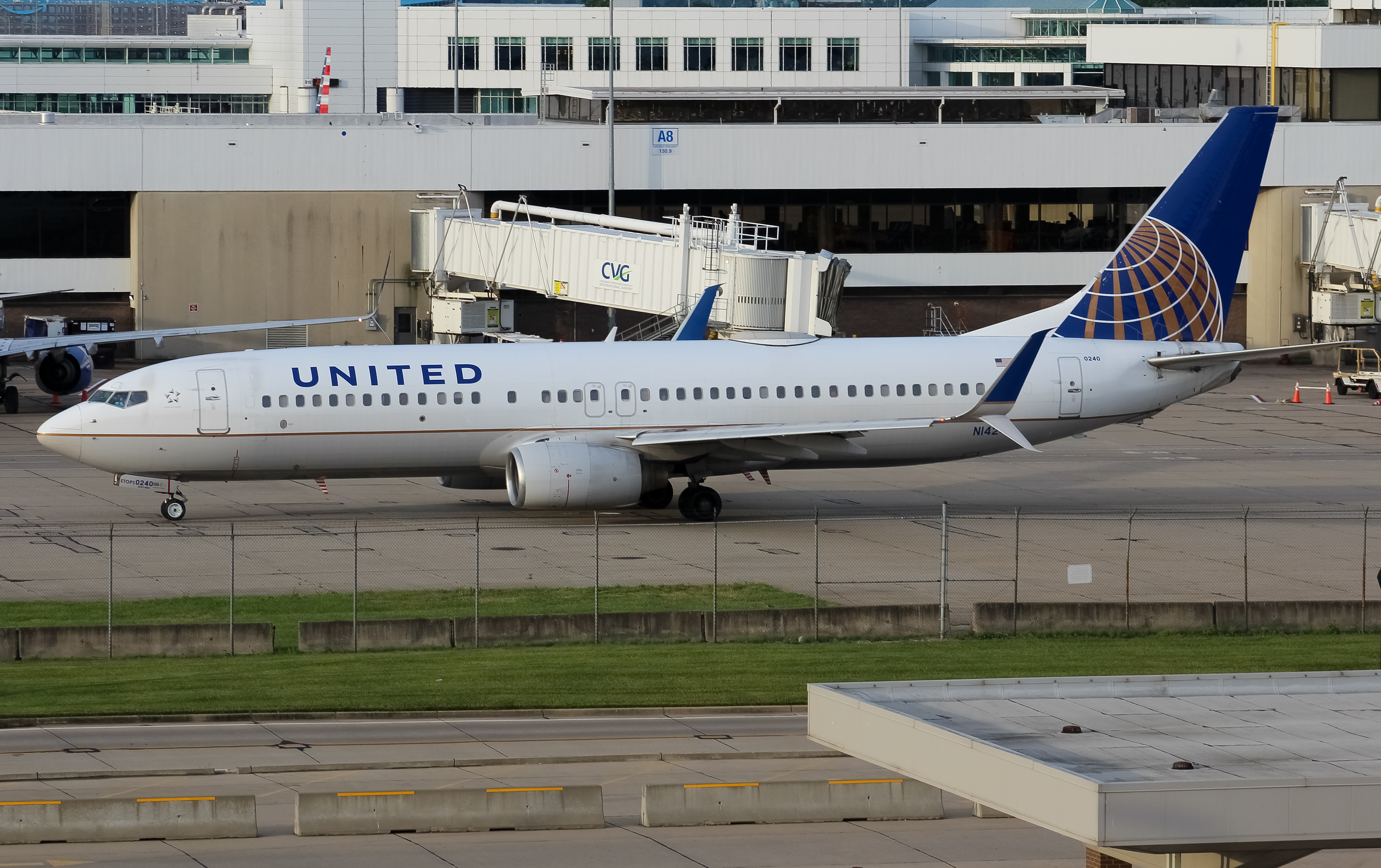 Full size: United Airlines Boeing 737-900 N14240 at Cincinnati/Northern Kentucky International Airport