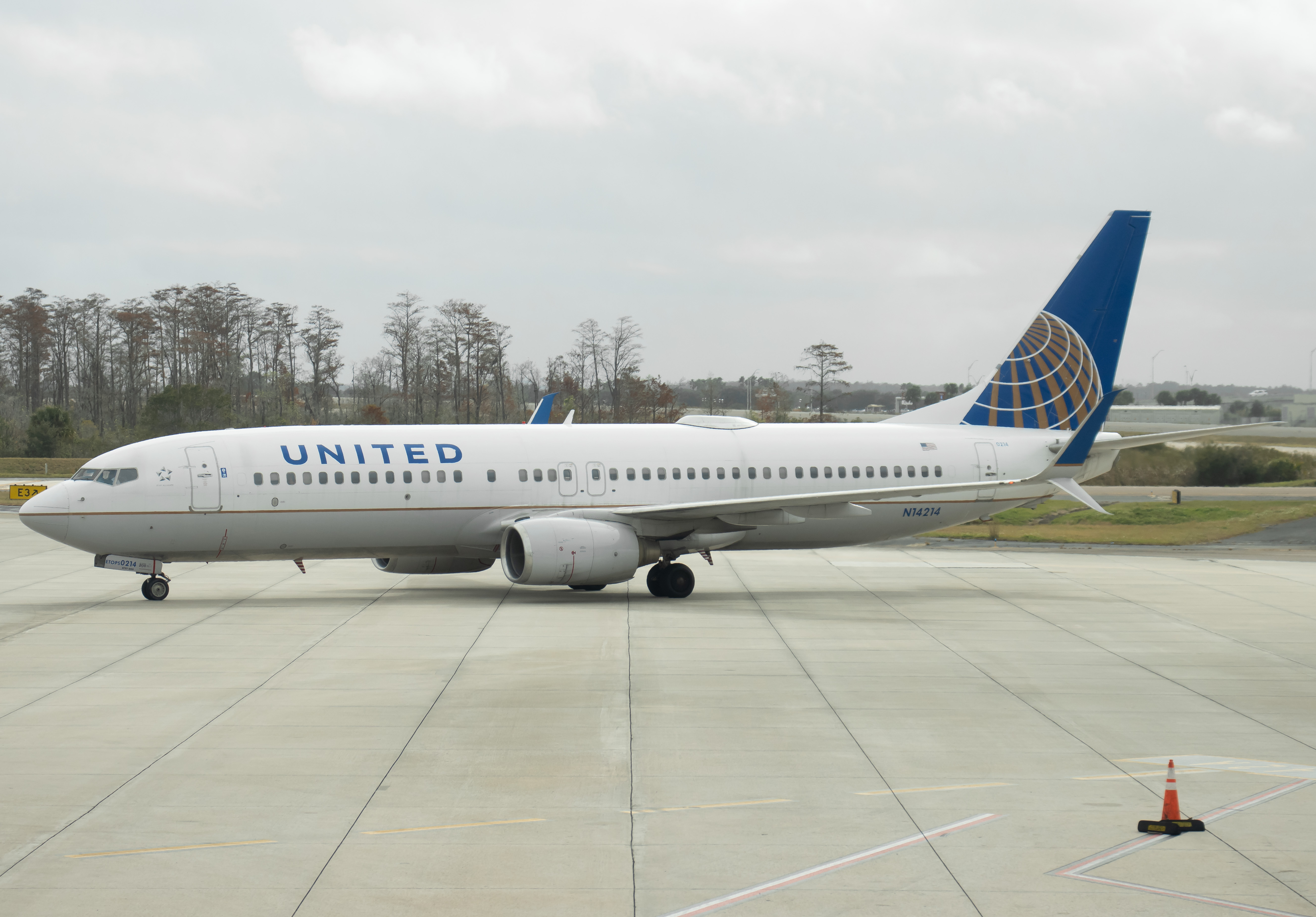 Full size: United Airlines Boeing 737-800 n14214 at Orlando International Airport
