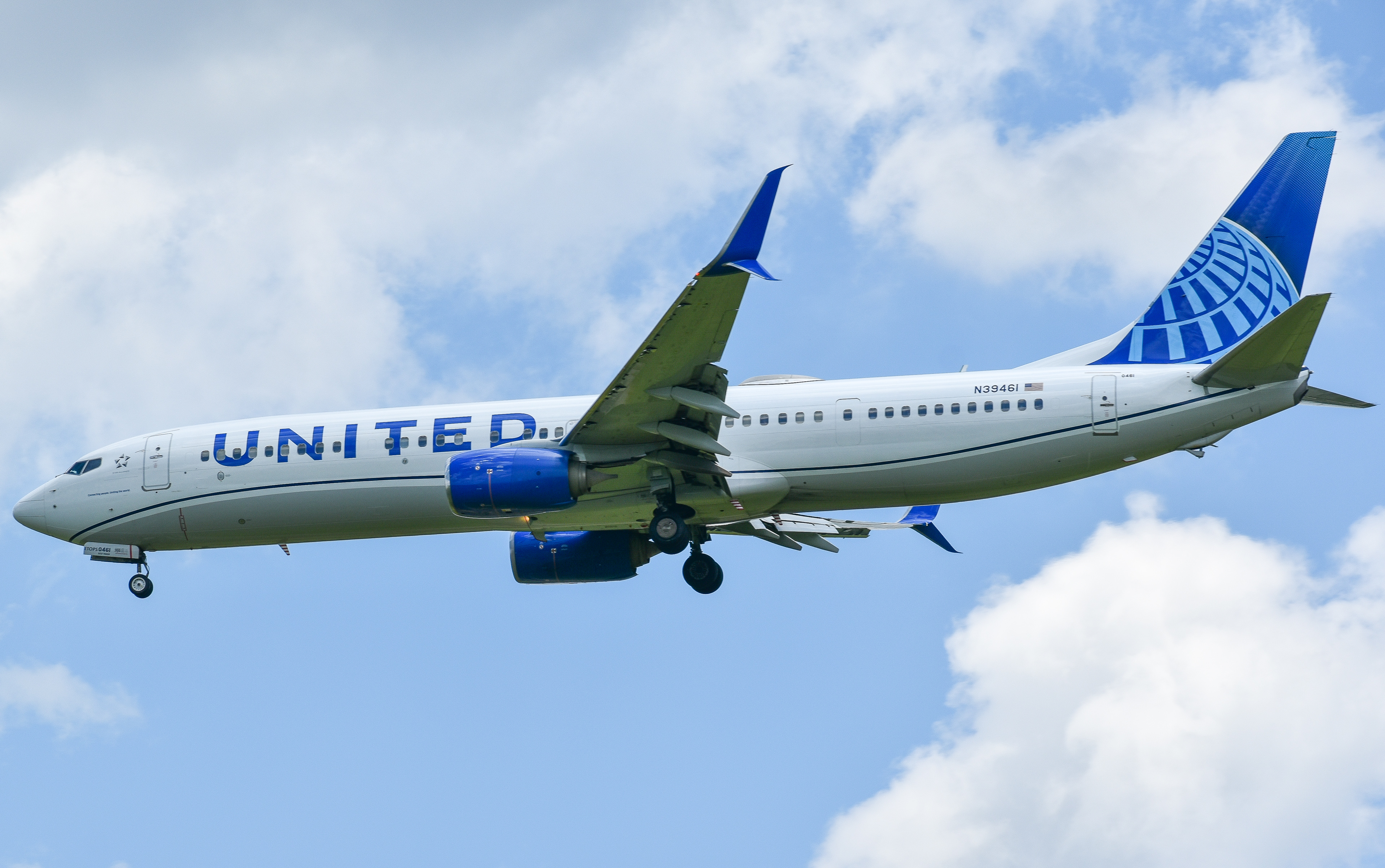 Full size: United Airlines Boeing 737-900ER N39461 at Washington Dulles International Airport