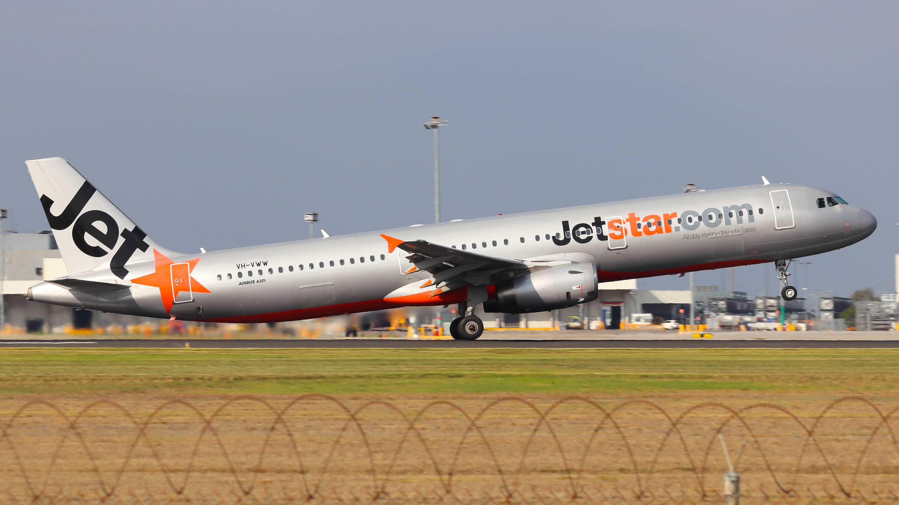 Full size: Jetstar Airways Airbus A321-200 VH-VWW at Melbourne Airport