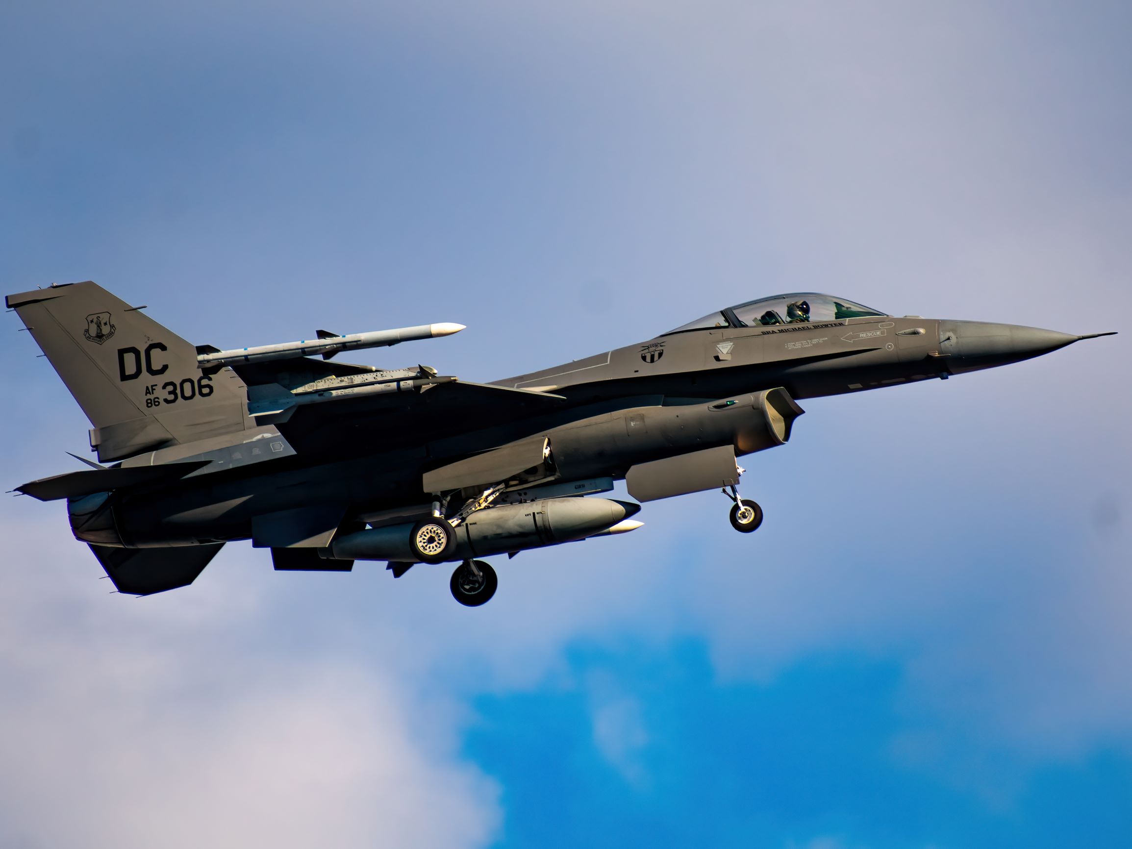 Full size: USAF - United States Air Force General Dynamics F-16 86-0306 at Joint Base Andrews