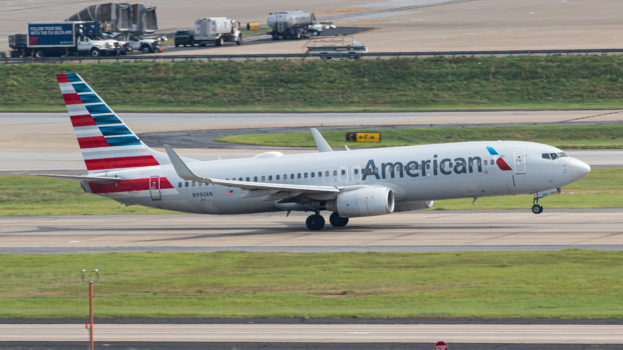 Full size: American Airlines Boeing 737-800 N990AN at Hartsfield-Jackson Atlanta International Airport