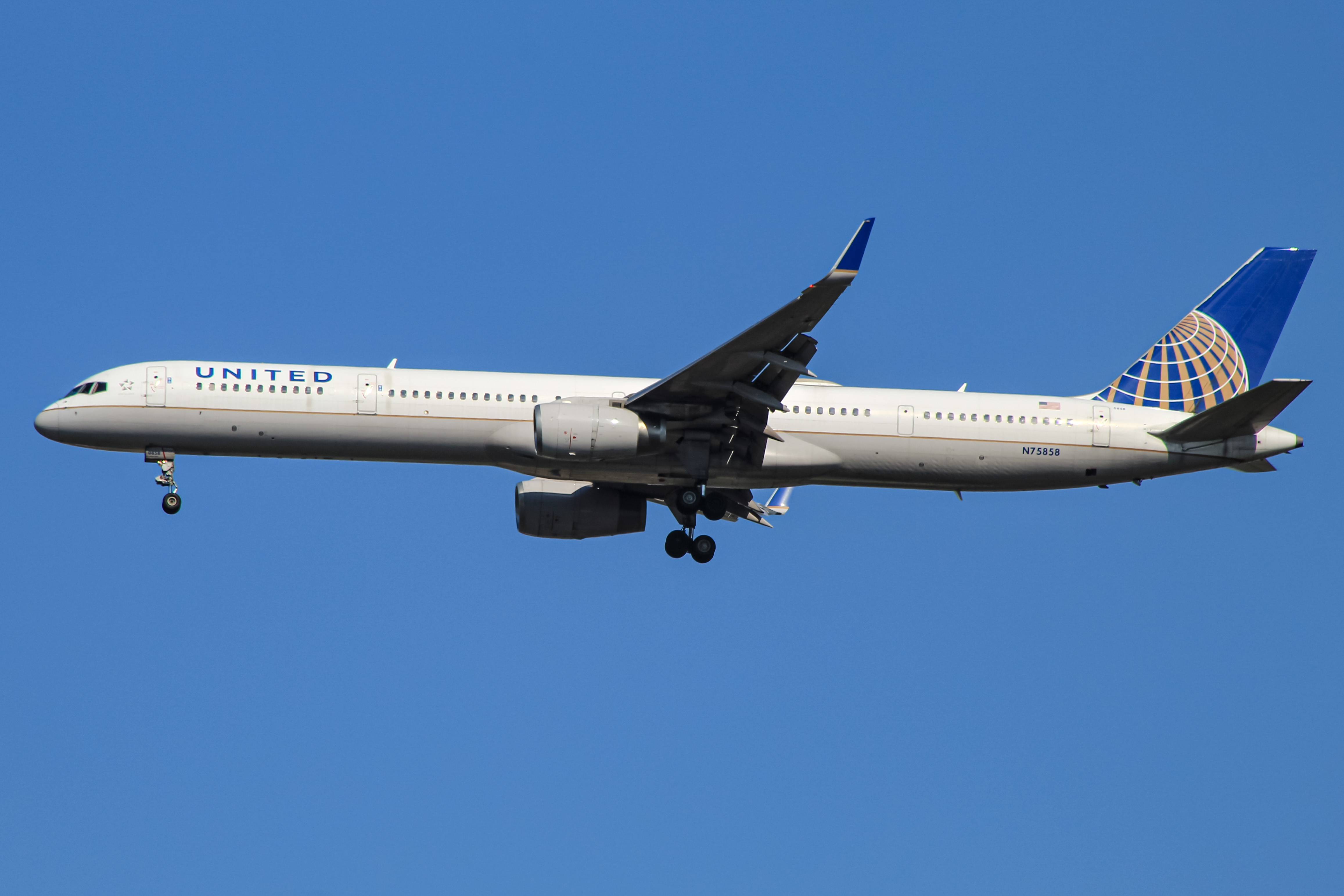 Full size: United Airlines Boeing 757-300 N75858 at Washington Dulles International Airport