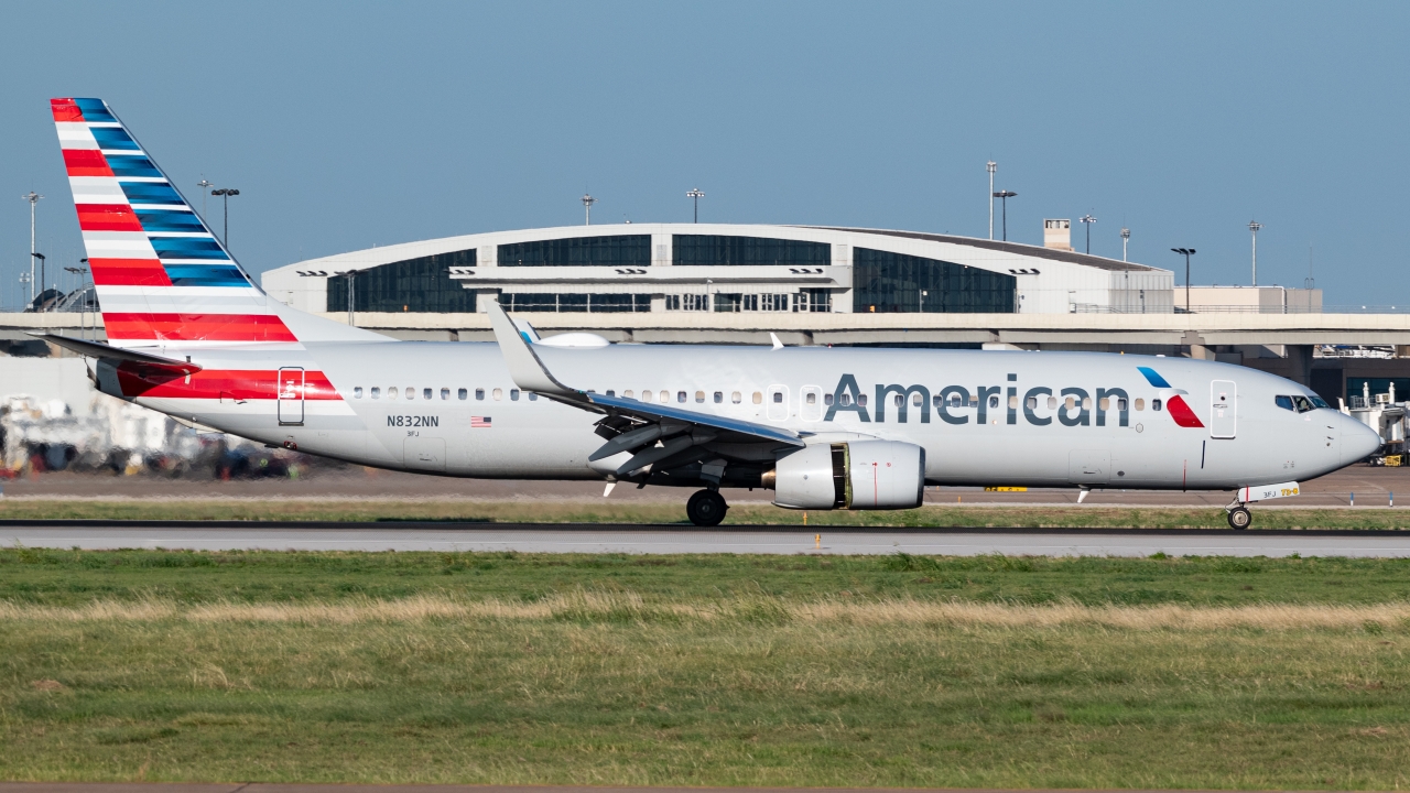 Full size: American Airlines Boeing 737-800 N832NN at Dallas-Fort Worth International Airport