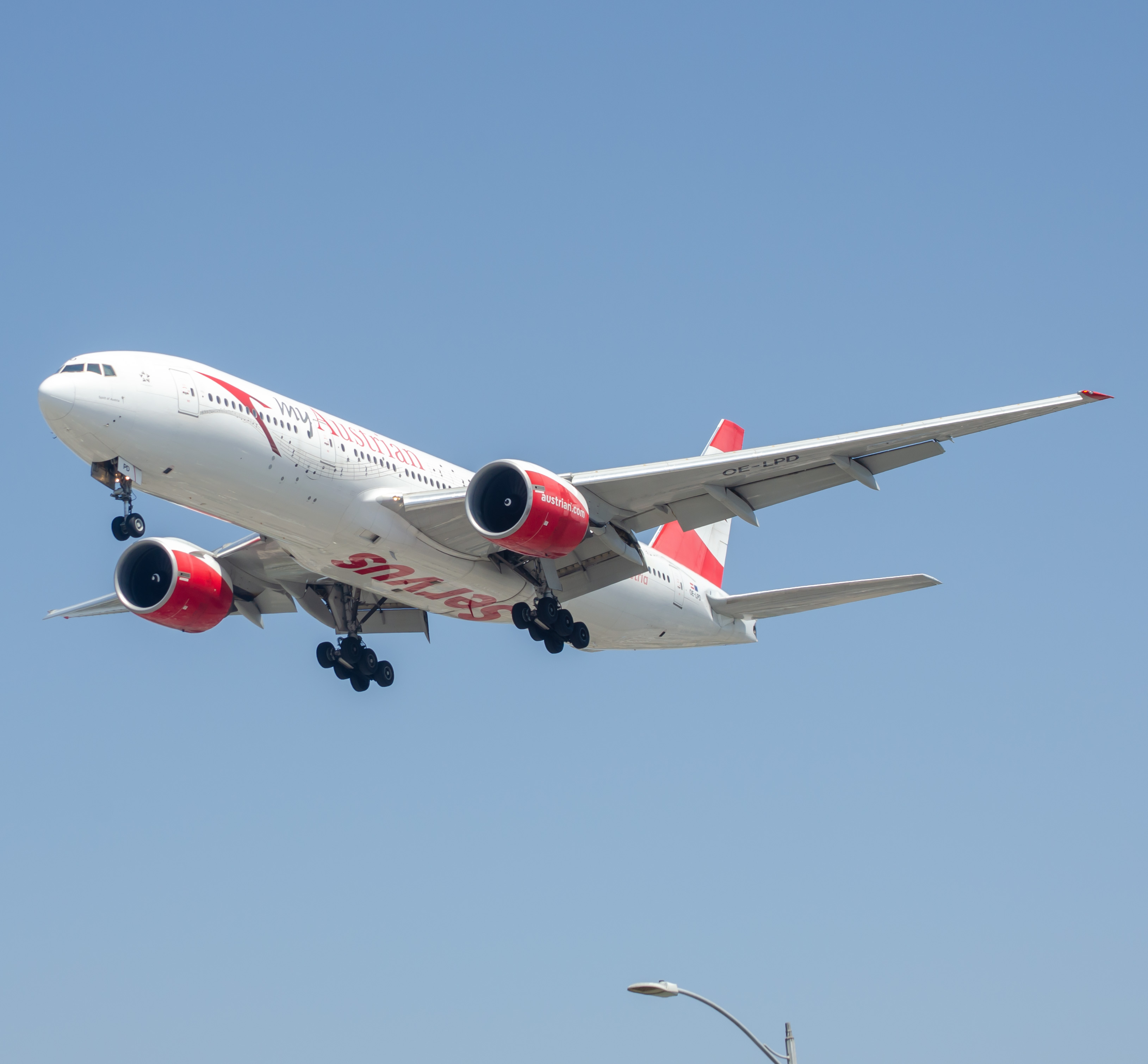 Full size: Austrian Airlines Boeing 777-200ER OE-LPD at Los Angeles International Airport