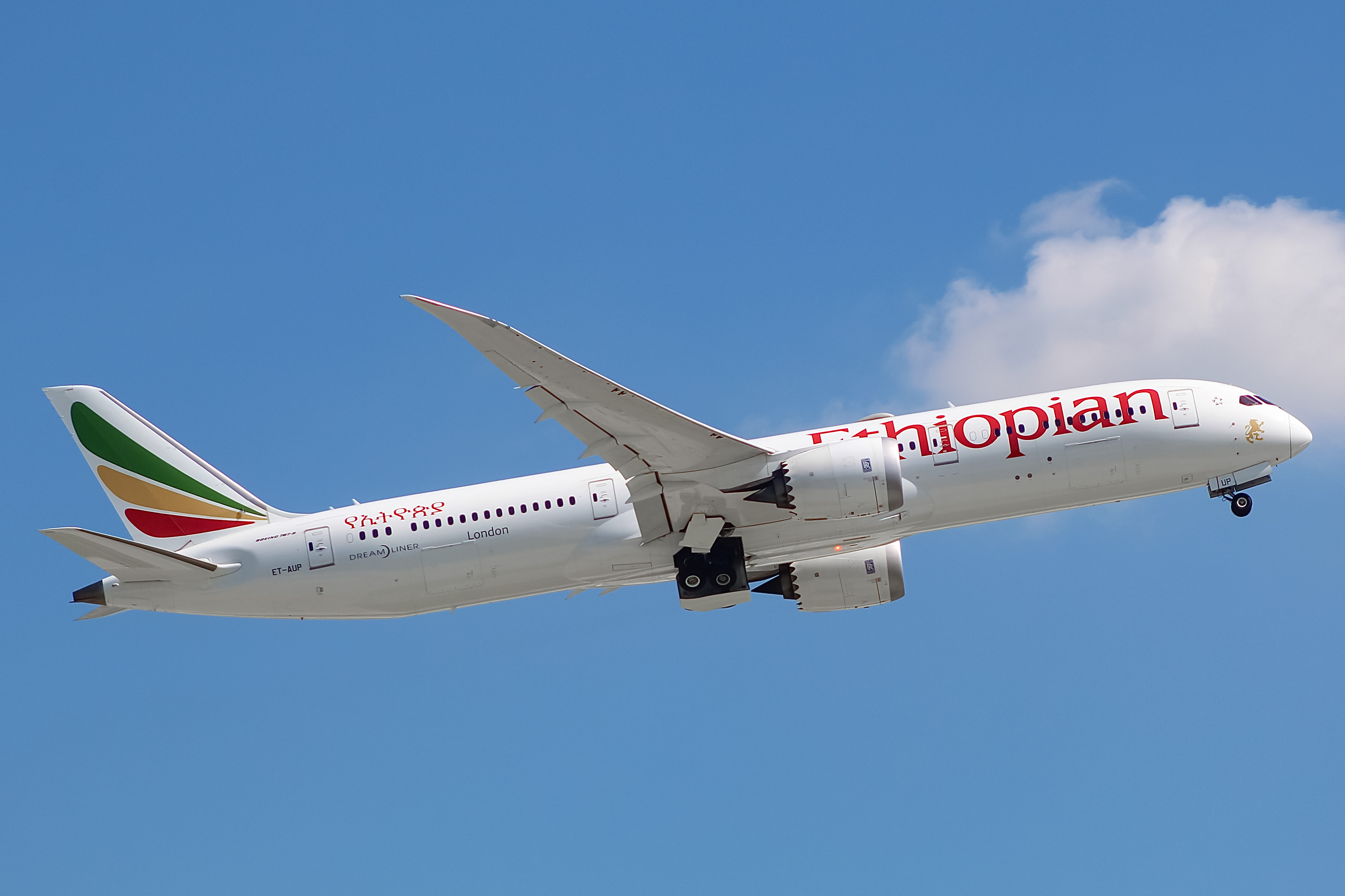 Full size: Ethiopian Airlines Boeing 787-9 ET-AUP at Chicago O'Hare International Airport