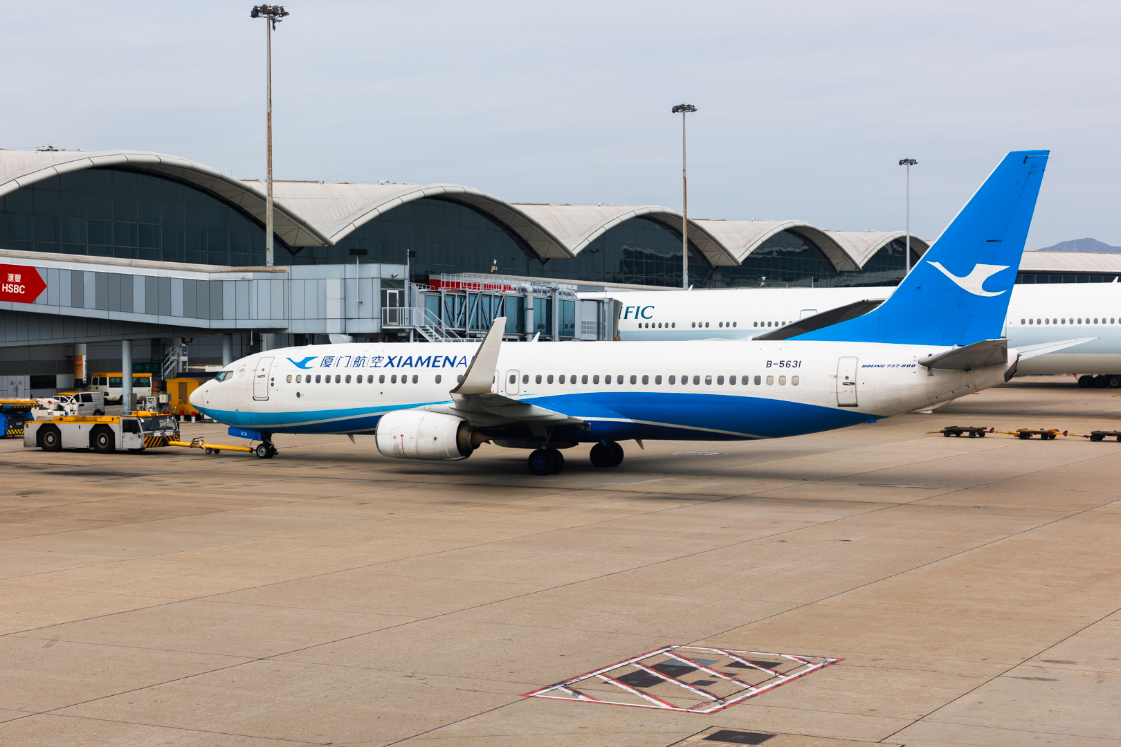Full size: Xiamen Air Boeing 737-800 B-5631 at Hong Kong International Airport