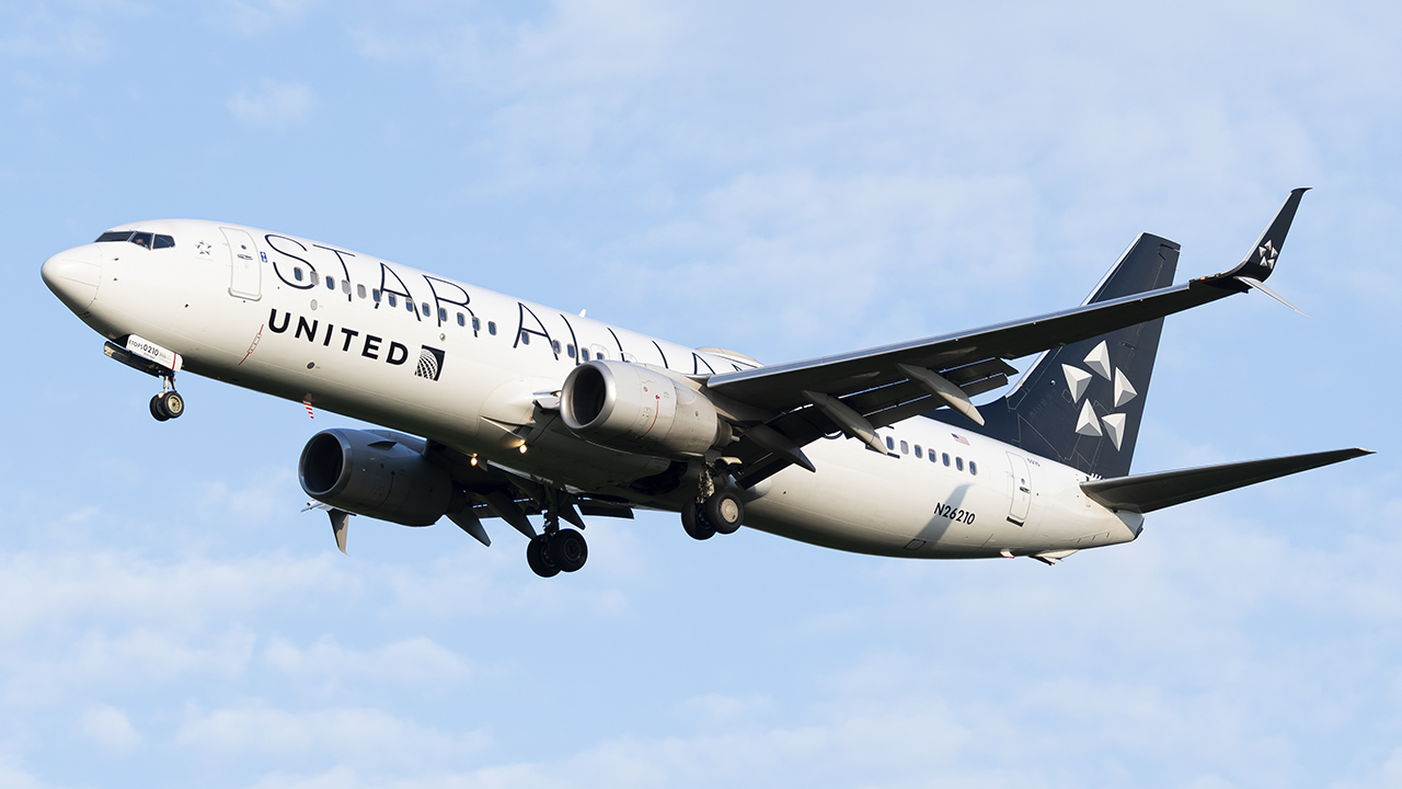 Full size: United Airlines Boeing 737-800 N26210 at Washington Dulles International Airport