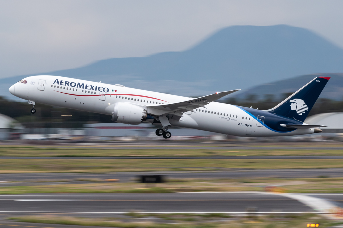 Full size: Aeromexico Boeing 787-9 XA-DHM at Mexico City International Airport
