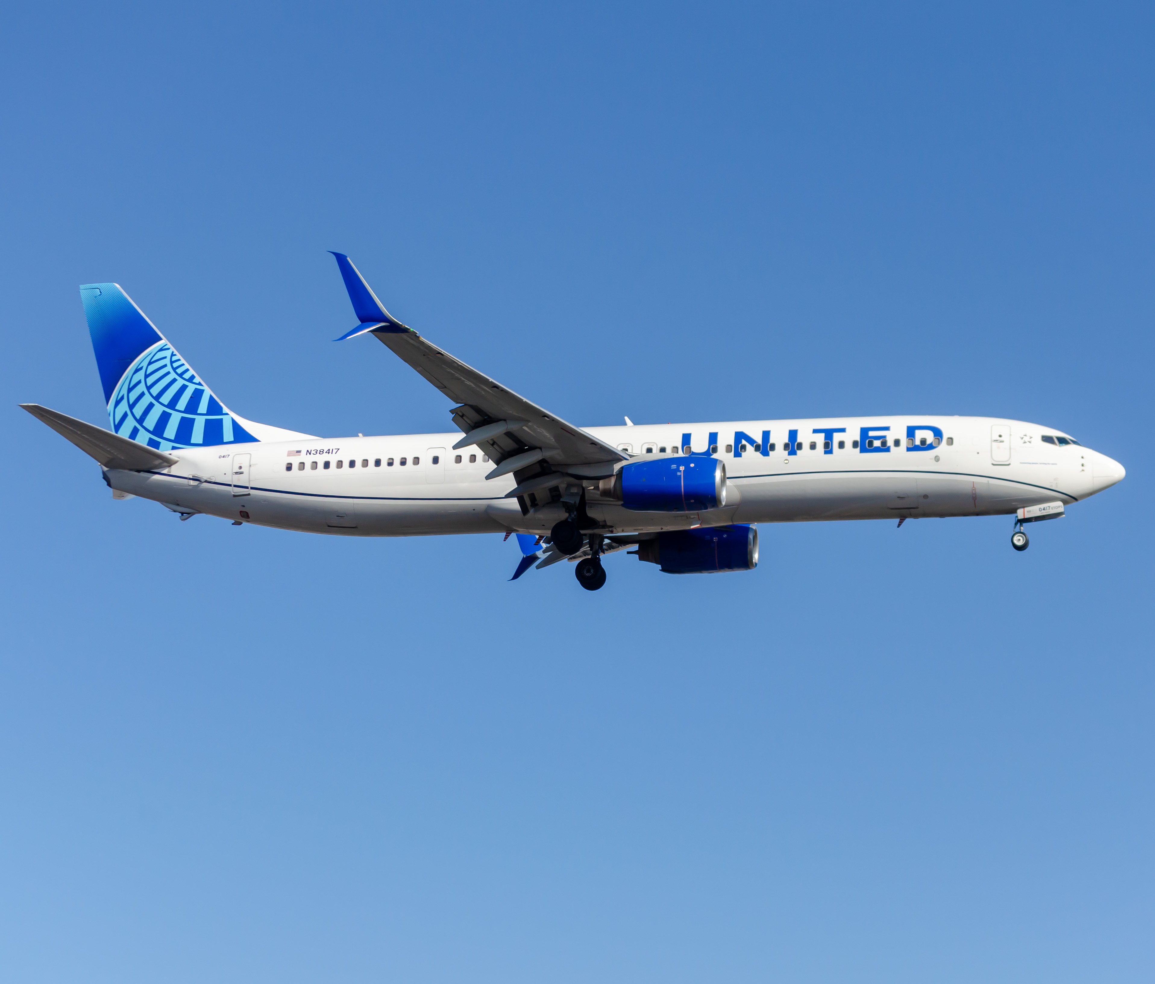 Full size: United Airlines Boeing 737-900ER N38417 at Newark Liberty International Airport