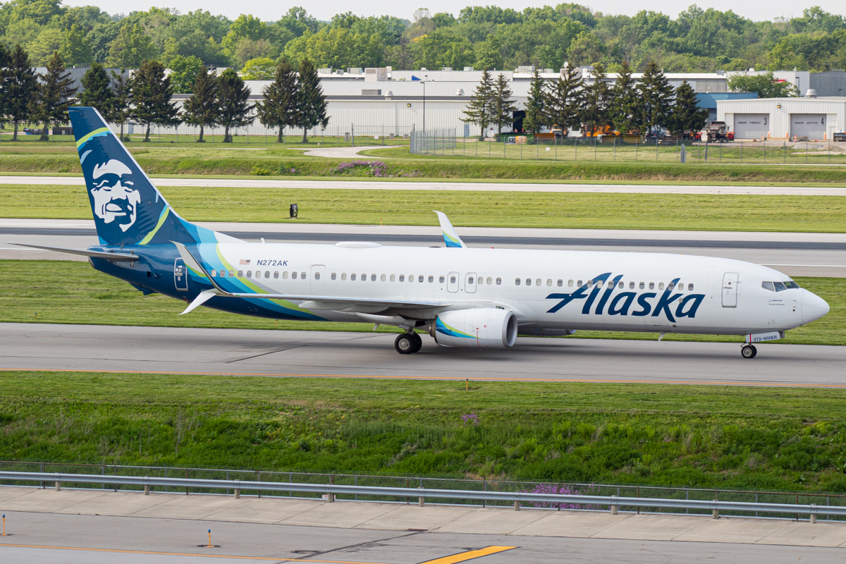 Full size: Alaska Airlines Boeing 737-900ER N272AK at John Glenn Columbus International Airport