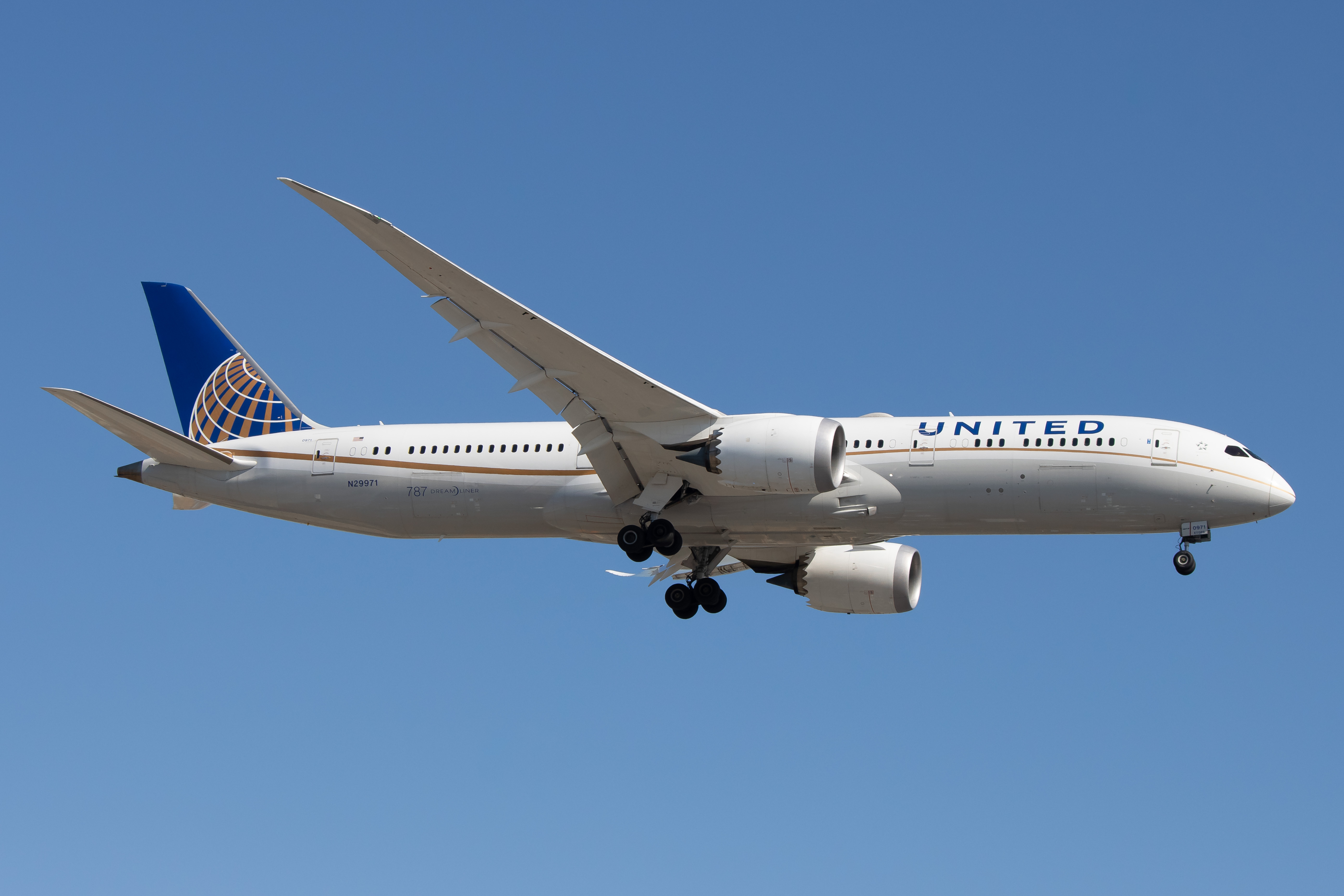 Full size: United Airlines Boeing 787-9 N29971 at Newark Liberty International Airport