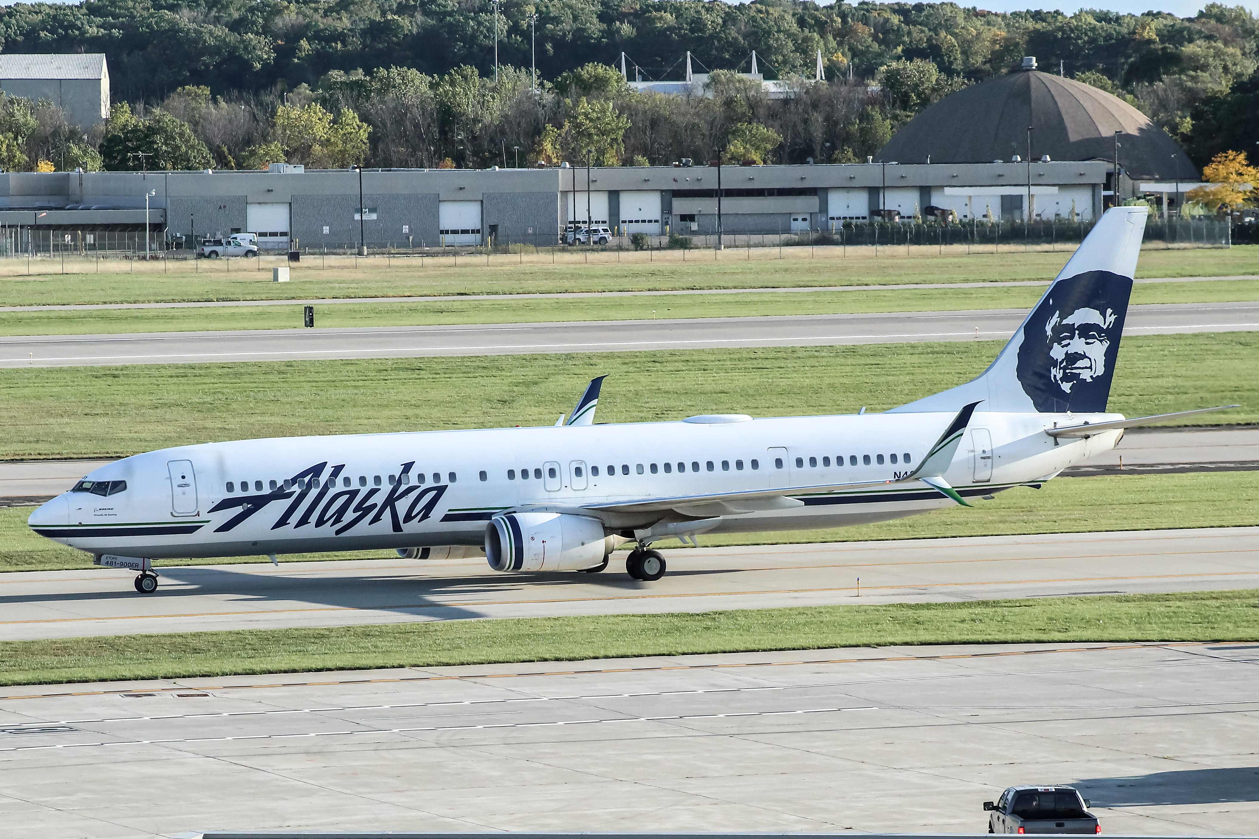Full size: Alaska Airlines Boeing 737-900ER N481AS at General Mitchell International Airport
