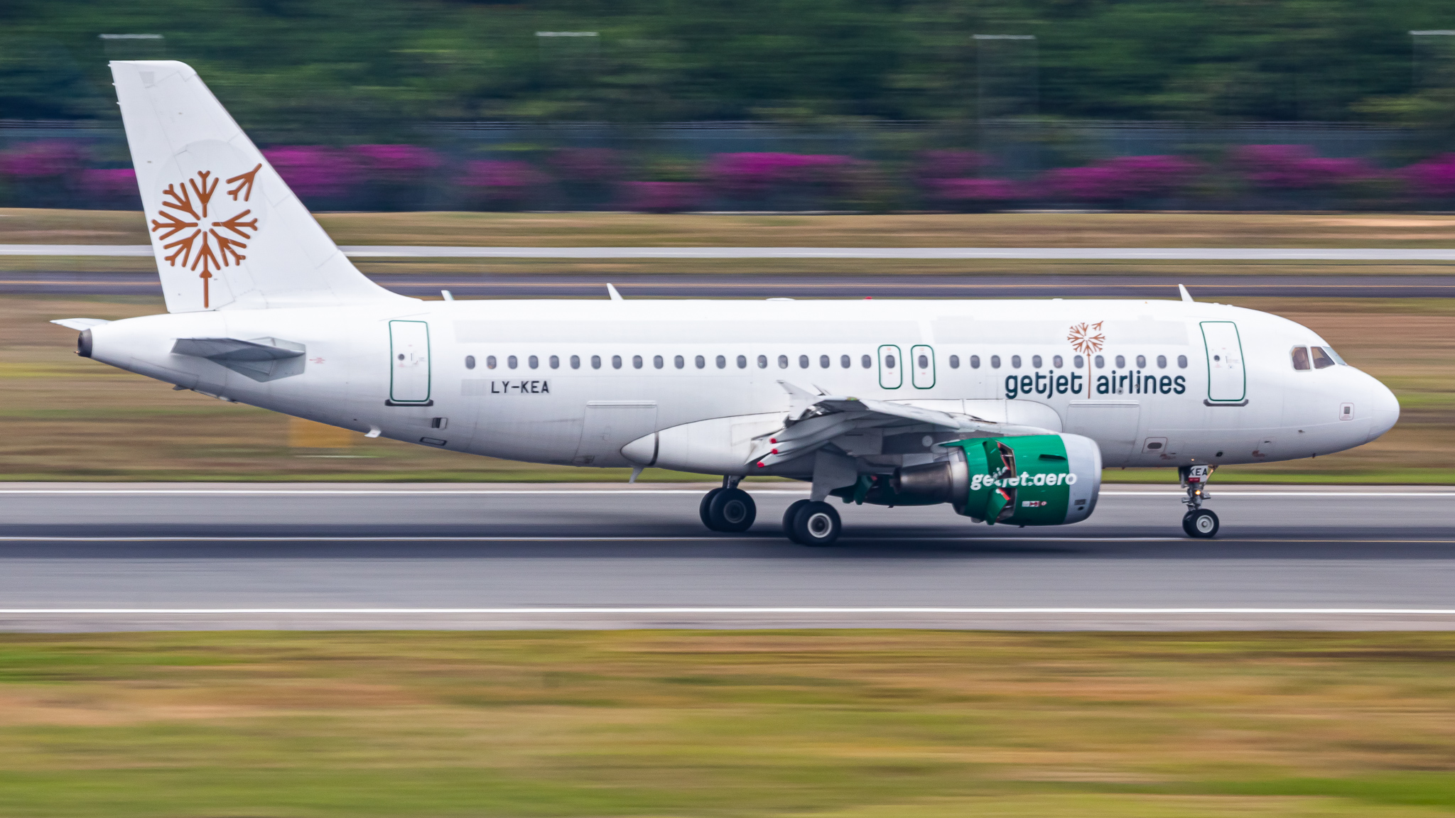 Full size: GetJet Airlines Airbus A319-112 LY-KEA at Singapore-Changi Airport