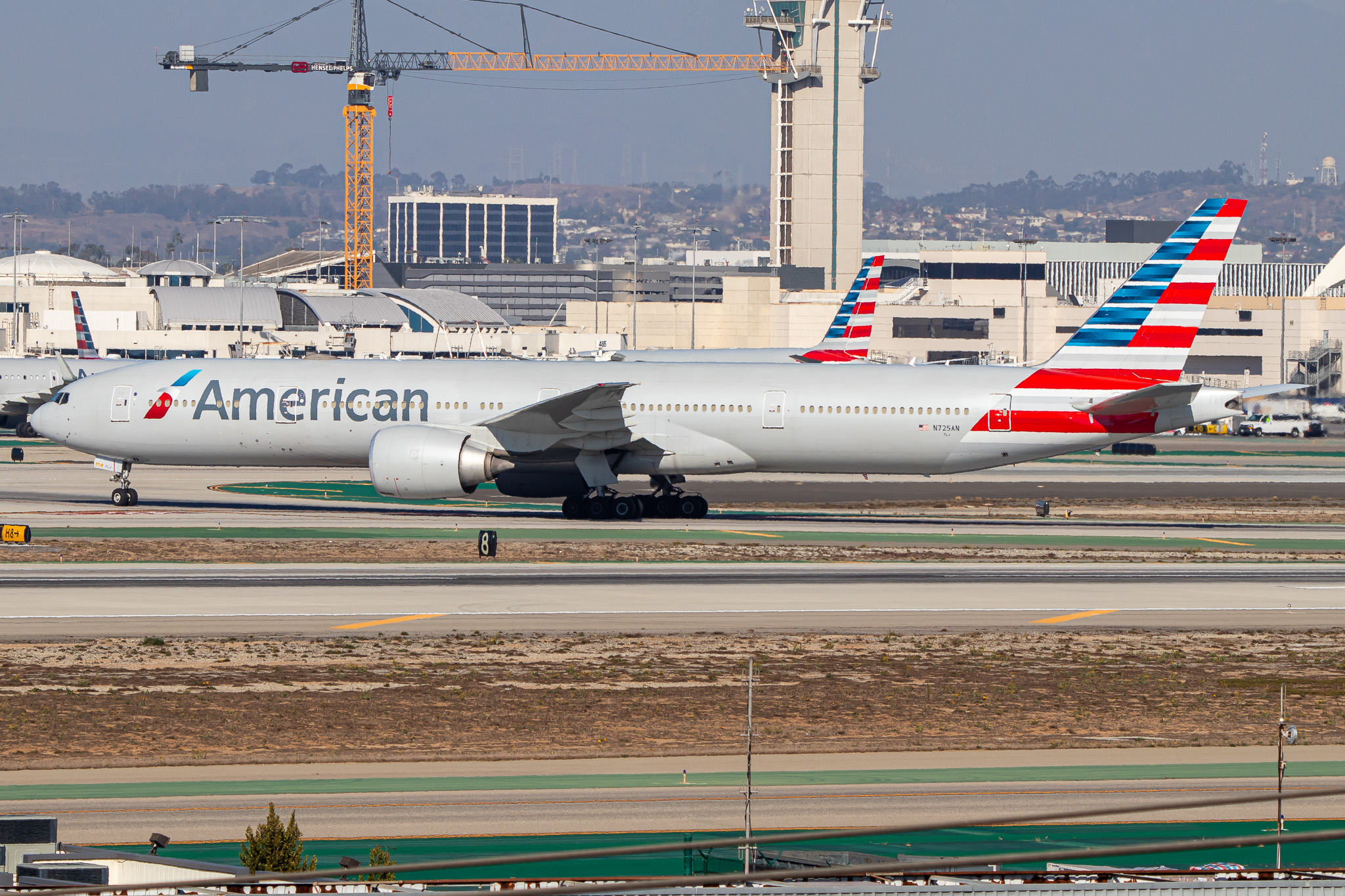 Full size: American Airlines Boeing 777-300ER N725AN at Los Angeles International Airport