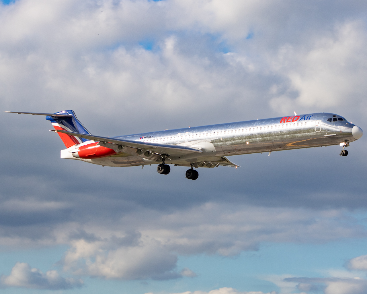 Full size: RedAir McDonnell Douglas MD-82 HI1064 at Miami International Airport