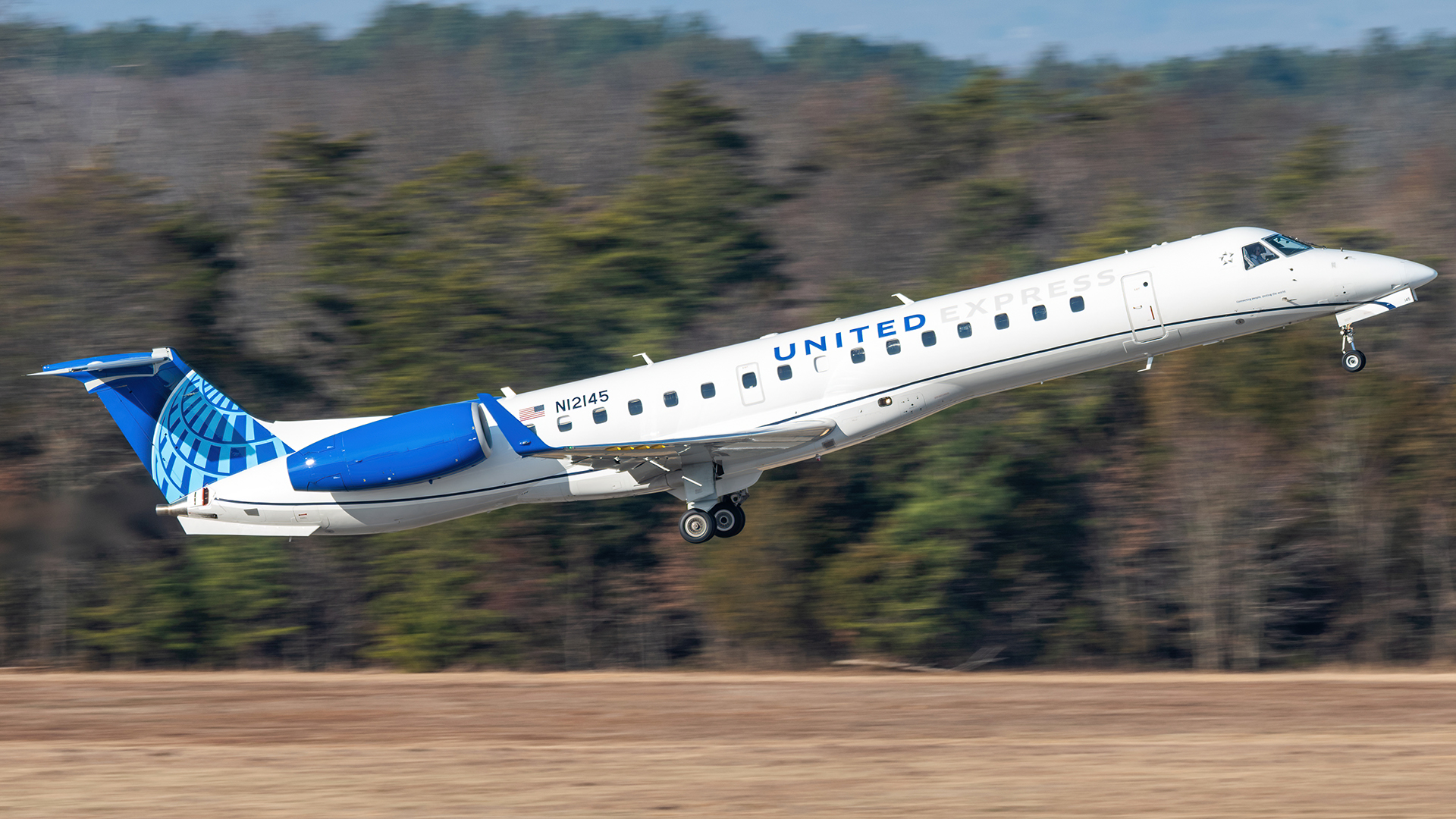 Full size: United Express Embraer ERJ145 N12145 at Washington Dulles International Airport